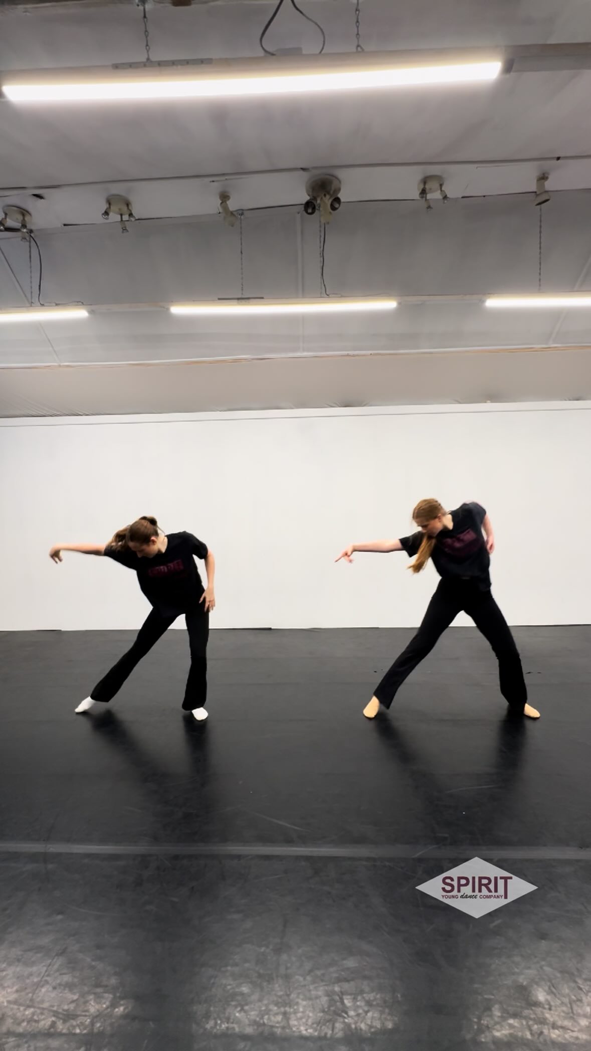 So in sync 🤩
Our wonderful @sophieaw07 and @_emily.comber in class with @abbiebrownn_ ✨
•
•
#spiritydc #dance #training #londondance #TeamSpirit #danceteam #dancecompany #dancecompetition #competitivedance
#lovedance #london #jazz #lyrical #commerical