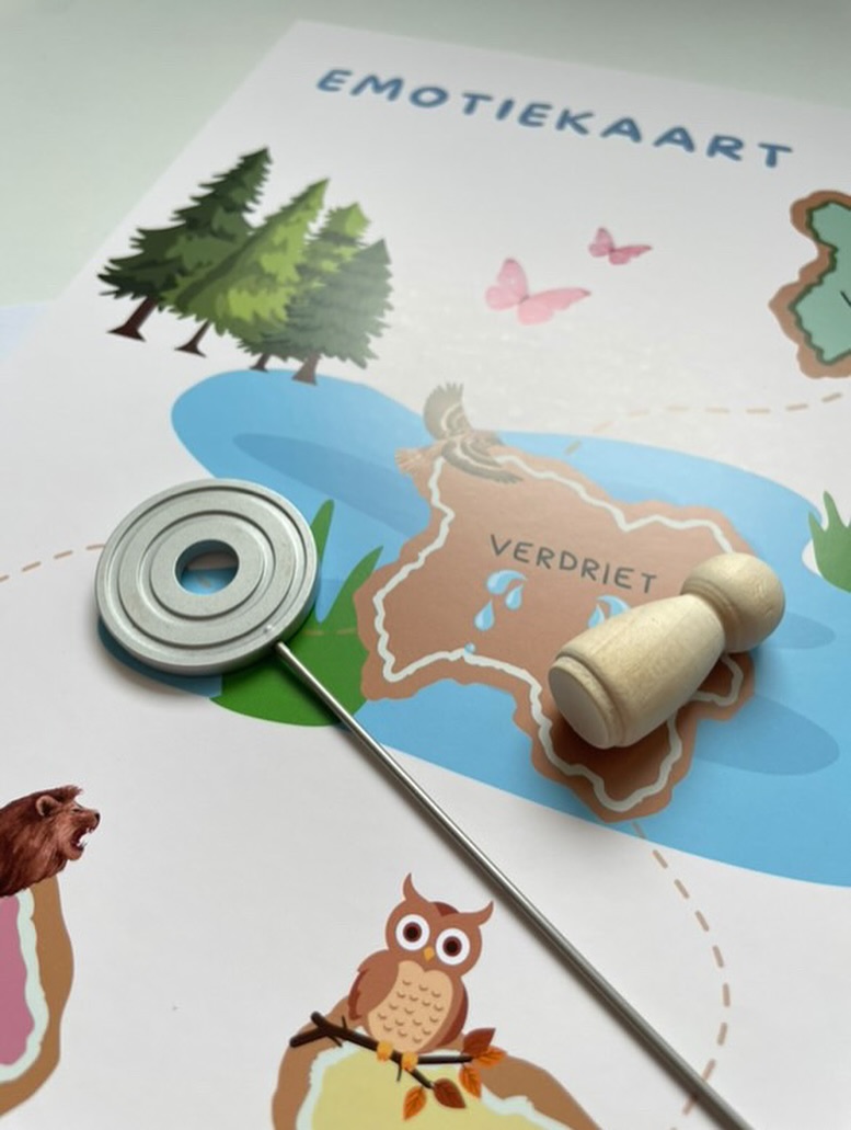 ✨ Emotiekaart op afstand ✨
Wil je graag zien wat er écht speelt in je gezin, zonder ellenlange gesprekken?
Zo werkt het:
1️⃣ Jij deelt met mij wat er speelt – bv. slecht slapen, onverwacht gedrag, spanningen in huis, ..
2️⃣ Ik stem me intuïtief af en plaats jullie gezin op de emotiekaart met poppetjes door gebruik van de biotensor.
Zo wordt zichtbaar:
• op welk eiland ieder gezinslid staat,
• welke verbindingen er zijn,
• en vooral: waar de blokkade zit.
Binnen 7 werkdagen ontvang je:
📸 een foto van jullie emotiekaart,
🎙️ een voicebericht met mijn inzichten,
🗝️ en een heldere uitleg over wat zich in jullie gezin toont.
🗝️ Die blokkade die zichtbaar wordt, kan een echte sleutel zijn om verder te groeien.
Door deze inzichten komt er vaak al beweging: wat eerst onbewust was, wordt bewust – en dát op zich brengt al wat heling.
✨ Dit alles voor slechts €25 ✨
Voel je daarna dat er meer verdieping nodig is? Dan ben je van harte welkom om dit samen met mij verder uit te werken in de praktijk. 💛