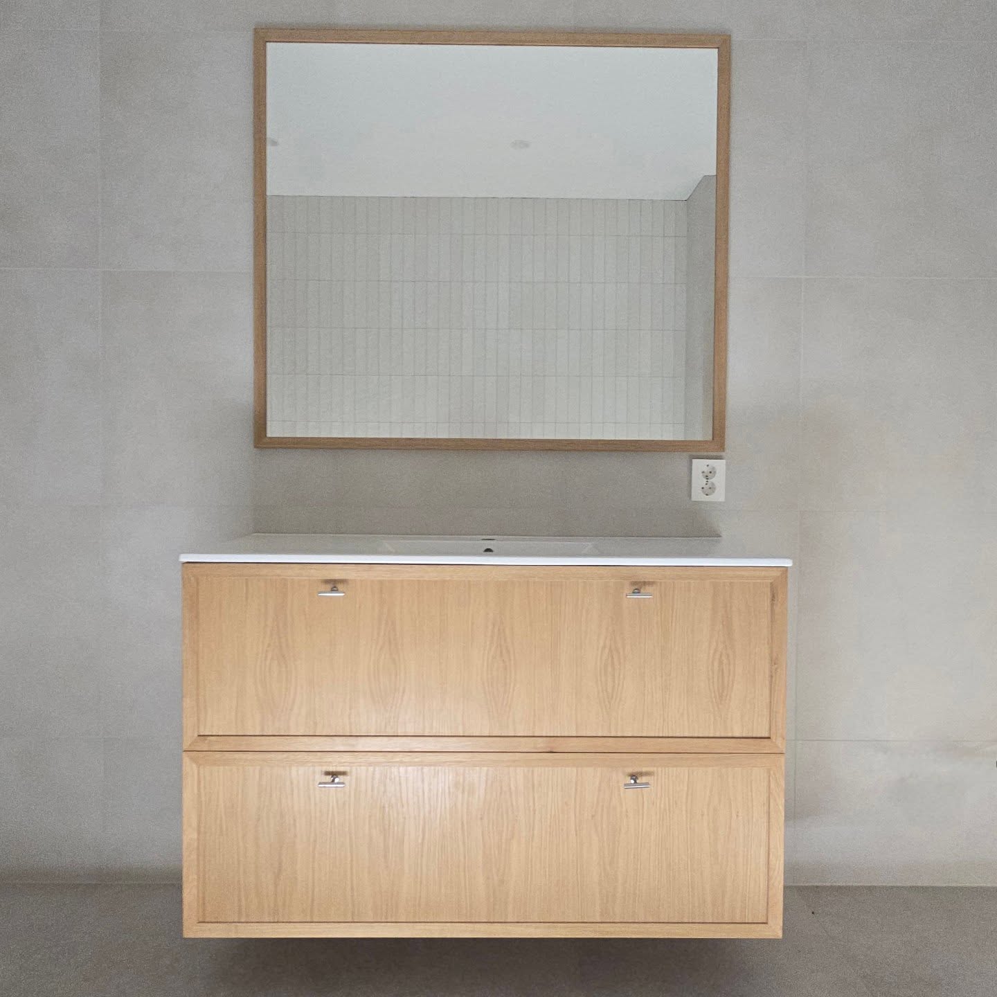 .
Baderomsinnredning laget av eik med prselenservant fra @fossbad.no . Speil med eikeramme.
Innredning tegnet av interiørarkitekt @mjaasethmnil 🤩
.
.
.
#innredning #bad #baderom #interiør #interiørdesign #møbler #eik