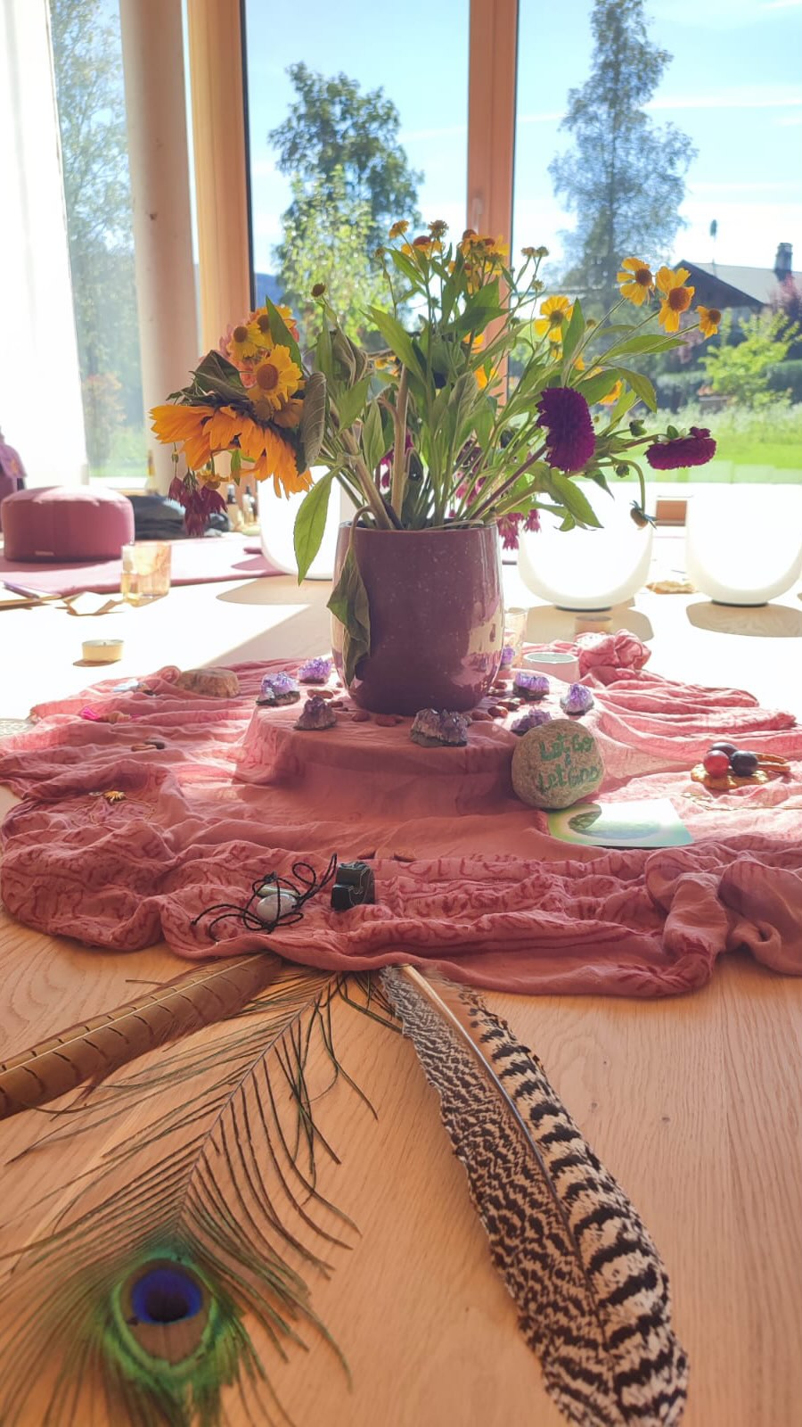 ✨ Ein Tag voller Magie in Leutasch ✨
Mit Cacao, Frauenkreis, Austausch, Wellness, Klang, Yin Yoga, gutem Essen & Sonne pur 🌞💫
So nährend, so verbindend, so weiblich – ein Eintauchen in die feminine Energie, die uns trägt, öffnet und zum Strahlen bringt. 💕🌸
Ich nehme so viel Dankbarkeit und Leichtigkeit aus diesem Retreat mit – danke an alle die dabei waren und diesen Tag so unvergesslich schön gemacht haben 🌿🫶🏼✨
Danke auch an den @kurblhof_appartement_leutasch es war einfach ein Traum bei euch, für alle Sinne und auf allen Ebenen ☺️✨🤗
Am 8.12. hast du die nächste Chance auf eine einzigartige Auszeit, um noch tiefer in deine göttliche und feminine Energie einzutreten, und dich so richtig zu genießen und zu verwöhnen!
Schreib mir wenn du dabei sein magst!
#Frauenkreis #YinYoga #CacaoCeremony #FeminineEnergy #SoulRetreat #Leutasch
