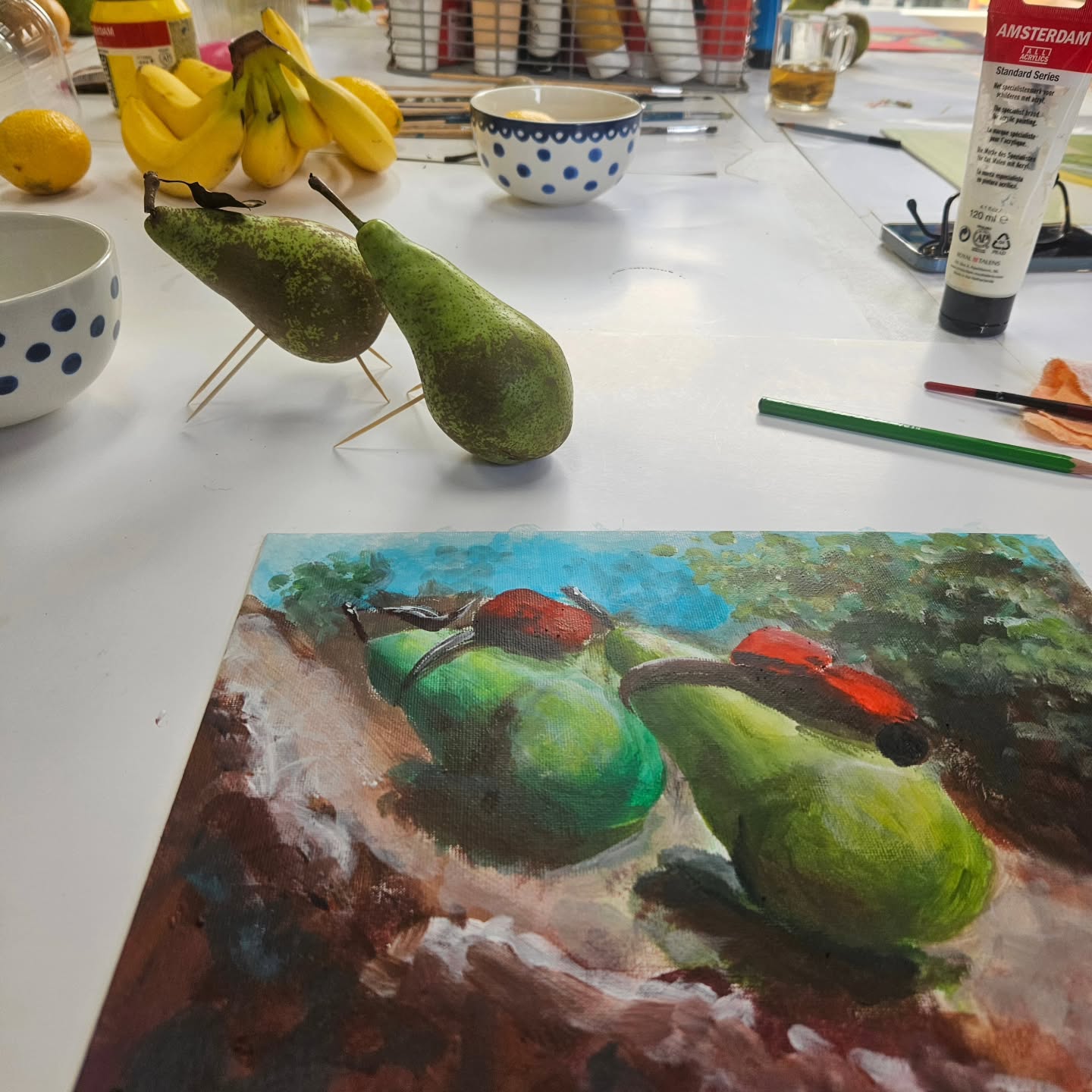Mini workshop bij d' Oude Werf gevolgd. Binnen een uurtje met fruit iets creëeren en dan snel schilderen met acryl. Ja joh, tuurlijk... Doen we 🤪
2 peren aan de wandel...
Mini workshop was naar aanleiding van feest. Sasja haar 20 jaar jubileum... d' Oude werf is een begrip geworden in Nieuwegein.
@sasjabork , gefeliciteerd!!!