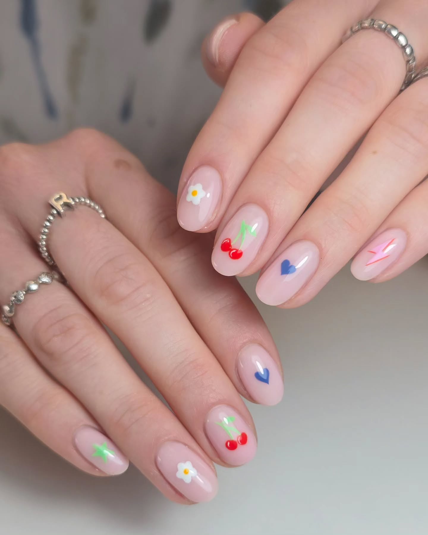 Normalise bringing an illustration of exactly what you want on your nails to your nail appointment 😆👏👏.
@gelifique_ltd Light Structure Hard Gel in Marshmallow.
@homeofnailart Detail Paints.
#pickandmixnails #nailart #homeofnailart