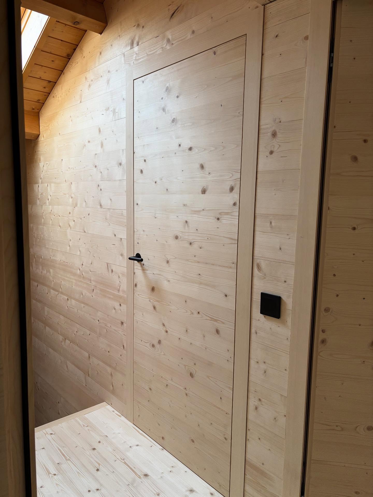 #juonag #hartmannarchitekten #fichtenholz #einbauschrank #inneneinrichtung #innendesign #schiebetüre #massarbeit