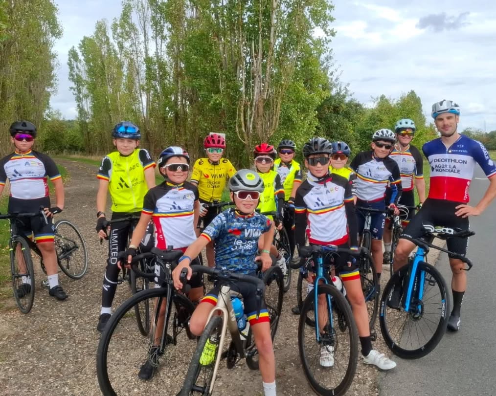 #ABCrencontre 🟦🟨🟥
Lors de la séance de l'après-midi, nos jeunes ont croisé Arthur Blaise avec son maillot 🇫🇷 de champion de France du CLM U23. Un beau moment de partage 😀.