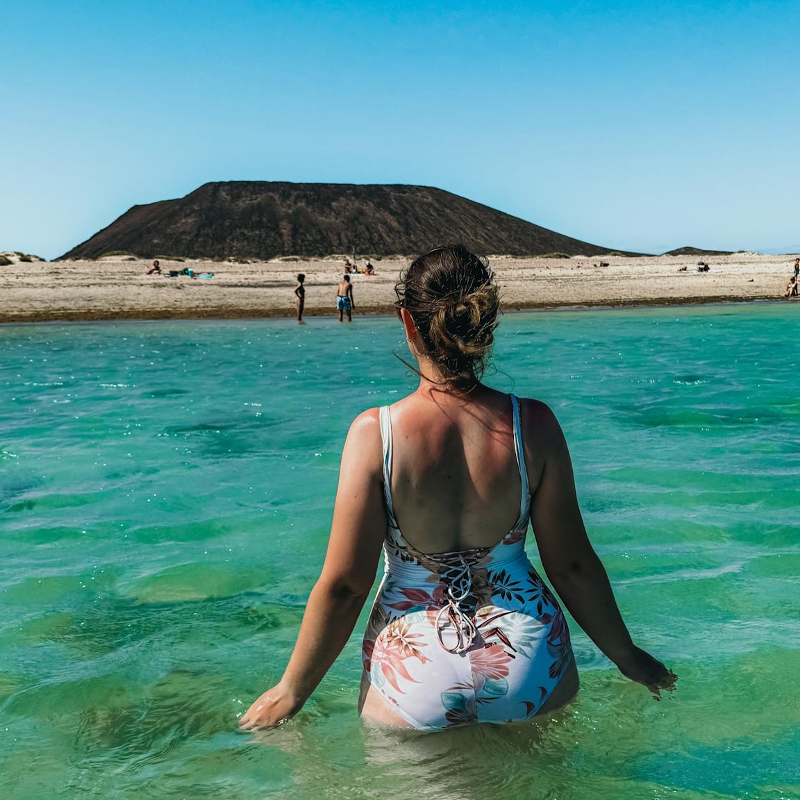 À seulement 15 minutes en bateau de Corralejo 🚤
L’île de Lobos, c’est le combo parfait entre randonnée et farniente sur une plage aux eaux translucides 🌊
Un petit bijou préservé, idéal pour une escapade hors du temps
#isladelobos #fuerteventura #canaries #voyage #nature