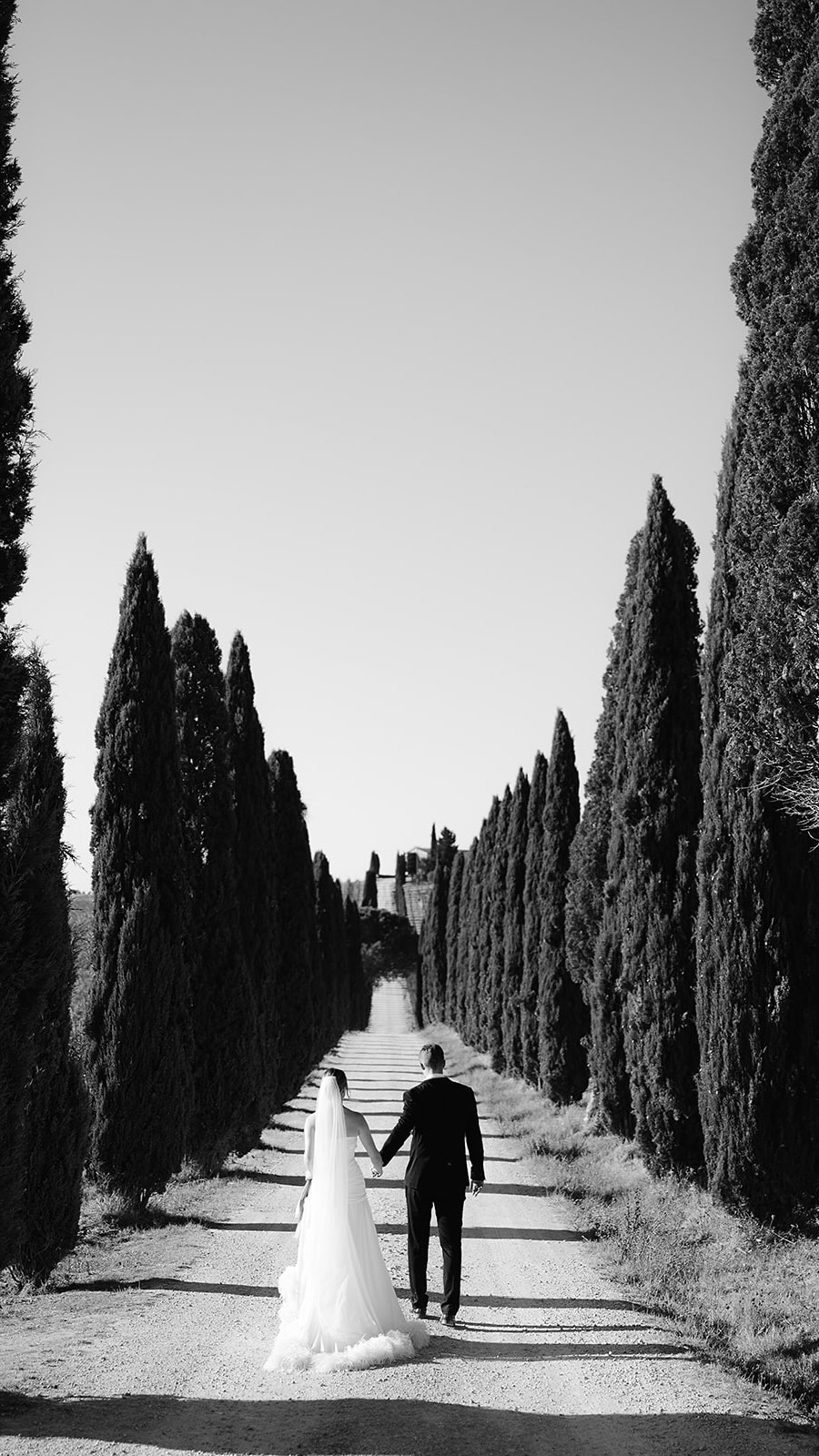Ahhhhh I can’t with these two!
An intimate destination wedding in the heart of Tuscany with 18 of their closest friends and family ….
I’ll start with the couple’s portraits cause you gotta start somewhere, but trust me when I say it’s only the beginning