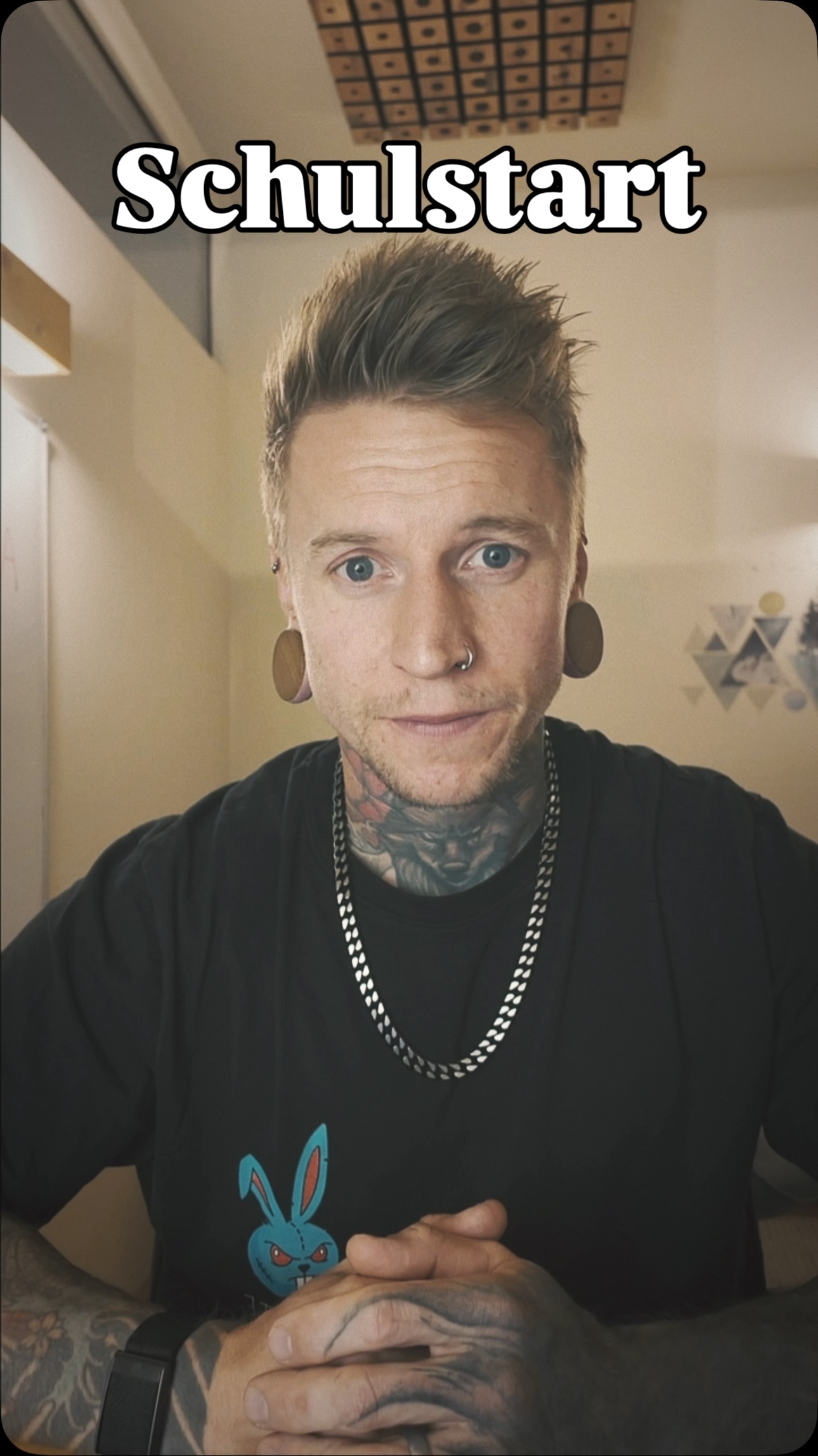 ✏️ Schulstart – Freude & Stress zugleich
Der Schulanfang bringt nicht nur Vorfreude, sondern auch Herausforderungen.
Kinder sind oft müde, unkonzentriert oder unsicher. Eltern fühlen den Druck, alles gleichzeitig managen zu müssen.
👉 Wichtig: Schwierigkeiten sind normal – niemand versagt hier.
4 Tipps, die helfen:
1️⃣ Feste Routinen – klare Schlafens- und Hausaufgabenzeiten.
2️⃣ Kurze Lernphasen – 15–20 Minuten, dann Pause.
3️⃣ Rituale schaffen – gemeinsames Frühstück oder kurzer Austausch nach der Schule.
4️⃣ Kleine Erfolge feiern – Lob und Wertschätzung geben Motivation & Selbstvertrauen.
Eltern, denkt daran: Eure Ruhe überträgt sich direkt auf eure Kinder. Es geht nicht um Perfektion – sondern um einen gesunden Rhythmus für die ganze Familie. 💪📚✨
#psychologischeberatungmf #therapiewerkimst #PsychologischeBeratungTirol #Lebensberatung #StressManagement #SelbstvertrauenStärken #KinderCoach #VeränderungBeginntImKopf #Imst #TirolHilft #StärkerAlsDuDenkst #KopfHerzMut #schulstart #elterncoaching #elternratgeber #starkekinder #elternsein #schulerfolg