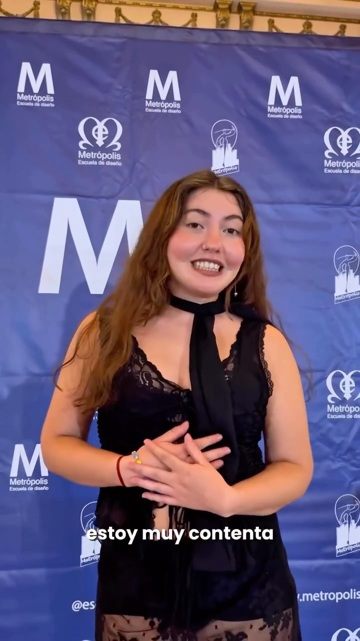 🎥 Hoy compartimos el testimonio de Mora Riarte, alumna de nuestra escuela, que nos habla sobre su experiencia estudiando diseño de moda.
Gracias, Mora, por confiar en nosotros y dejarnos ser parte de tu camino creativo.
¡Enhorabuena por tu esfuerzo, dedicación y el gran trabajo que has realizado a lo largo del curso! 💫
Estamos muy orgullosos de ti.