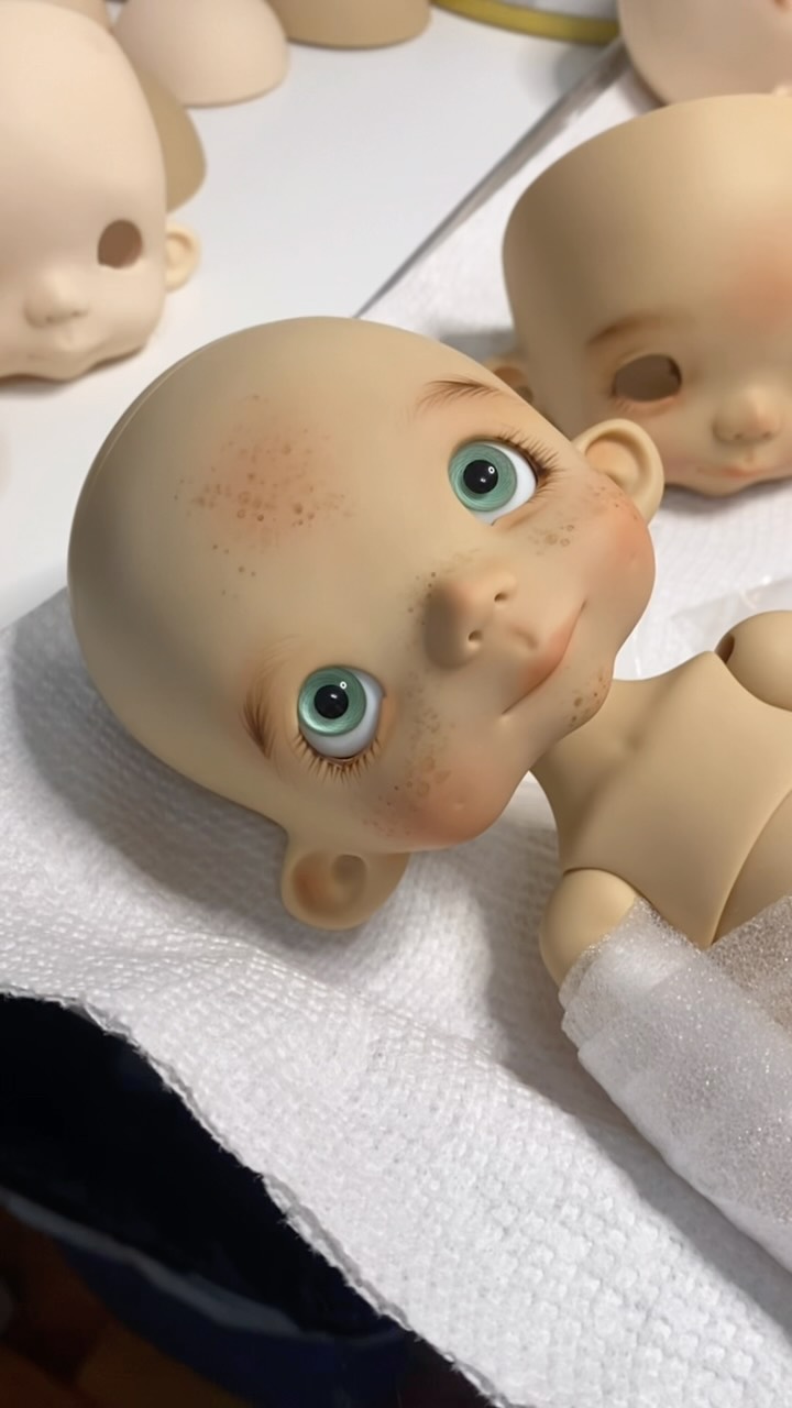 Working on Martha’s face ups, the wait is almost over, these dolls will be on their way home by the end of the week #lindamacariodolls #bjddoll #artdoll #resinbjd #dollmaking