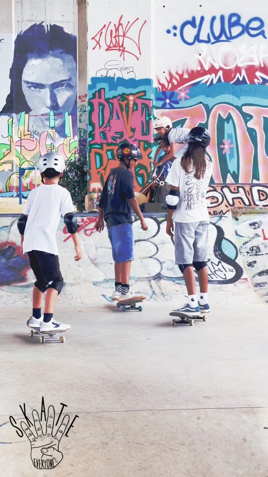 Muito skate e diversão com essa malta da pesada 🔥
.
.
.
Treino é treino 🤘🏽🛹👏🏽
#lisboa #aulas #cascais #oeiras #skateboard #campolide #class #skatelife❤️
