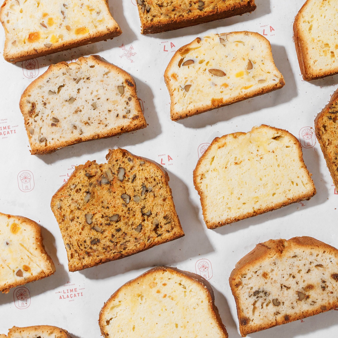 Sonbaharı hissetmeye sayılı günler kala en çok özlediklerimiz sıcak çay & kek ikilisi : Lime Alaçatı Kekleri İstinye ve Alaçatı şubemizde tezgahta!🍂