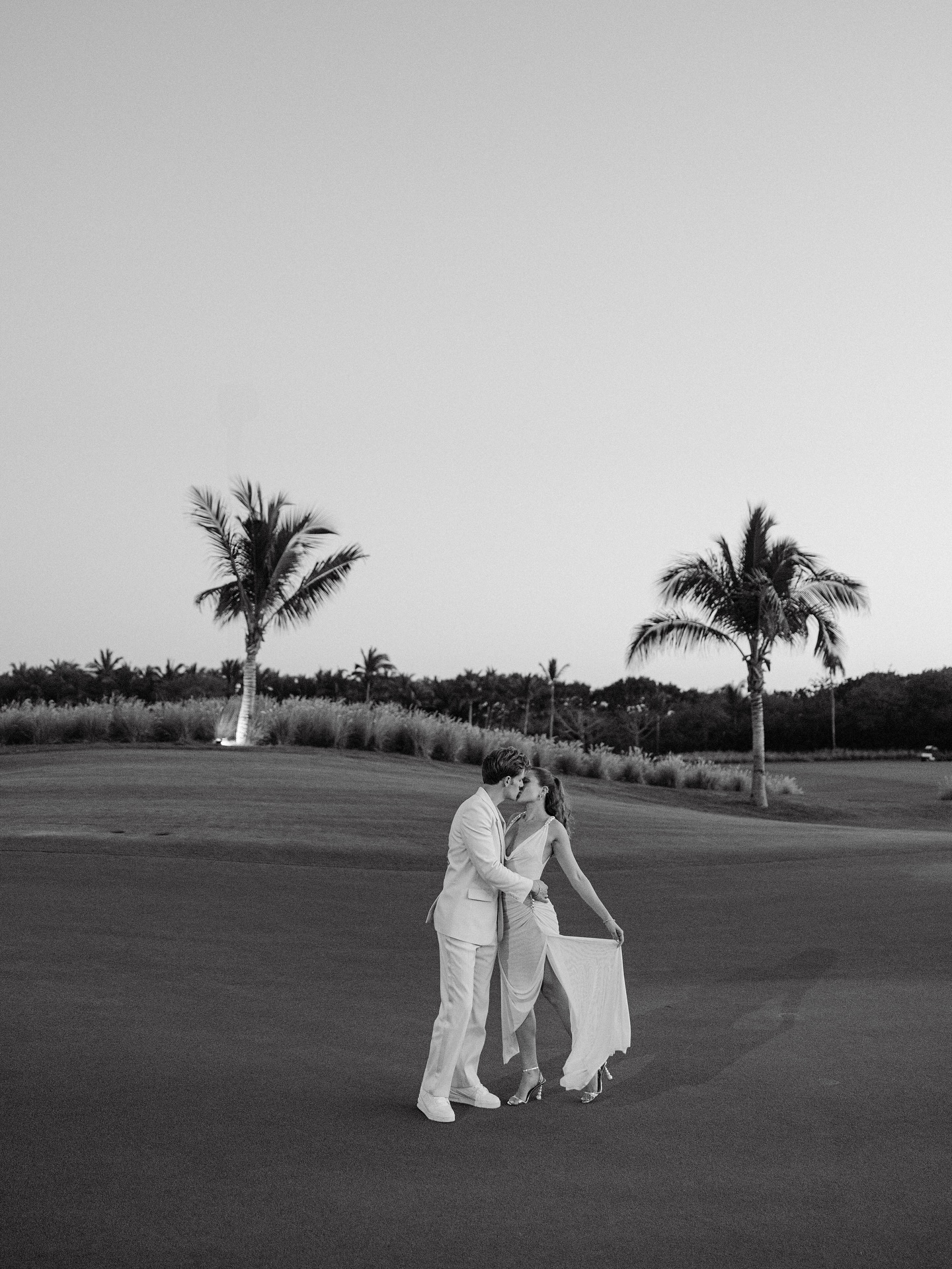 Welcome cocktail in the amazing @fspuntamita. 
The one and only photo team @rafalzeta @luizdelriophoto @paul.argueta.ph 
#mexico #puntademita #weddingphotographer #wedding