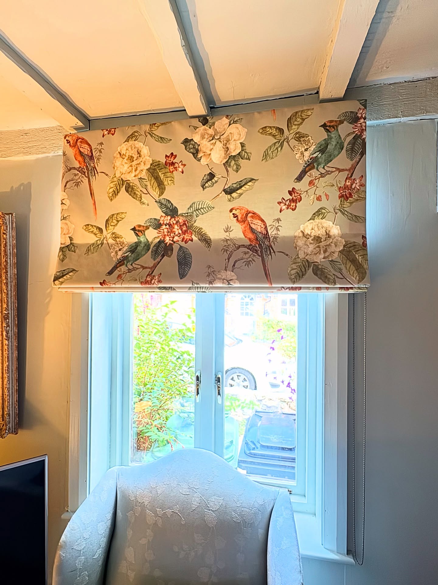 Fitted this blind last week at a really pretty little cottage. My customer had found this fabric and fell in love with it. Looked great alongside colour drenched room. #romanblinds #romanblind #worcestershireinteriordesign #worcestershireinteriors #herefordshireinteriors #herefordshirecottage #cottagestyle #cottageliving #cottageblinds #bromyard #bromyarddowns #bromyardspeedfestival #hillviewsoftfurnishings fabric from @ilivfabrics with hardware and linings from @evanstextiles #iliv #ilivfabrics