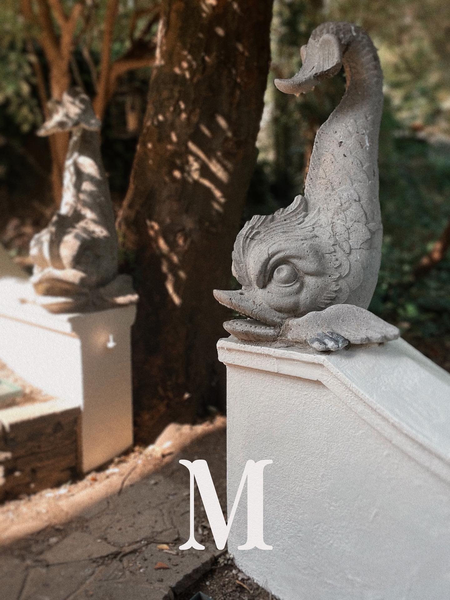 …and the sun came out long enough to finish the wall!🙌 And just look at this pair of original Brighton Dolphin garden statues - what a couple of beauties! 🐬🐬#montpelierdecoration #montpelierdecoration #MontpelierPlace #montpeliermaker #themontpelierdecorator #farrowandball #cushionhappy #handmade #montpelier #cushions #floral #floralcushions #artisancushions #vintagecushions #vintagetextiles #retrocushions #interiordesign #brightonmaker #handmadecushions #feathercushions #statementcushions #oneofakind #Brighton #brightonandhove
