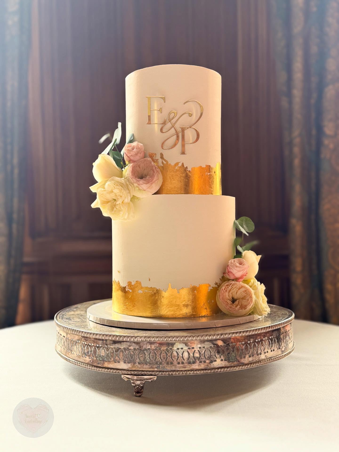 🤍 Wedding day 🤍
Huge congratulations to E&P who married at the absolutely stunning @carlton_towers
.
.
.
.
.
#cakedecorating #cakestyle #cakeart #igcakes #buttercream #pipingskills #leeds #westyorkshire #leedsbaker #homebaker #tiercake #weddingcakesideas #weddingcake #weddingcakedesign #bespokeweddingcakes #flowercakes #weddingcakeinspiration #prettyweddingcakes #texturecake #uniqueweddingcakes #weddingcakeinspo #whiteweddingcake #whitecake #texturedcake #goldcake #goldleafcake #prettywedding