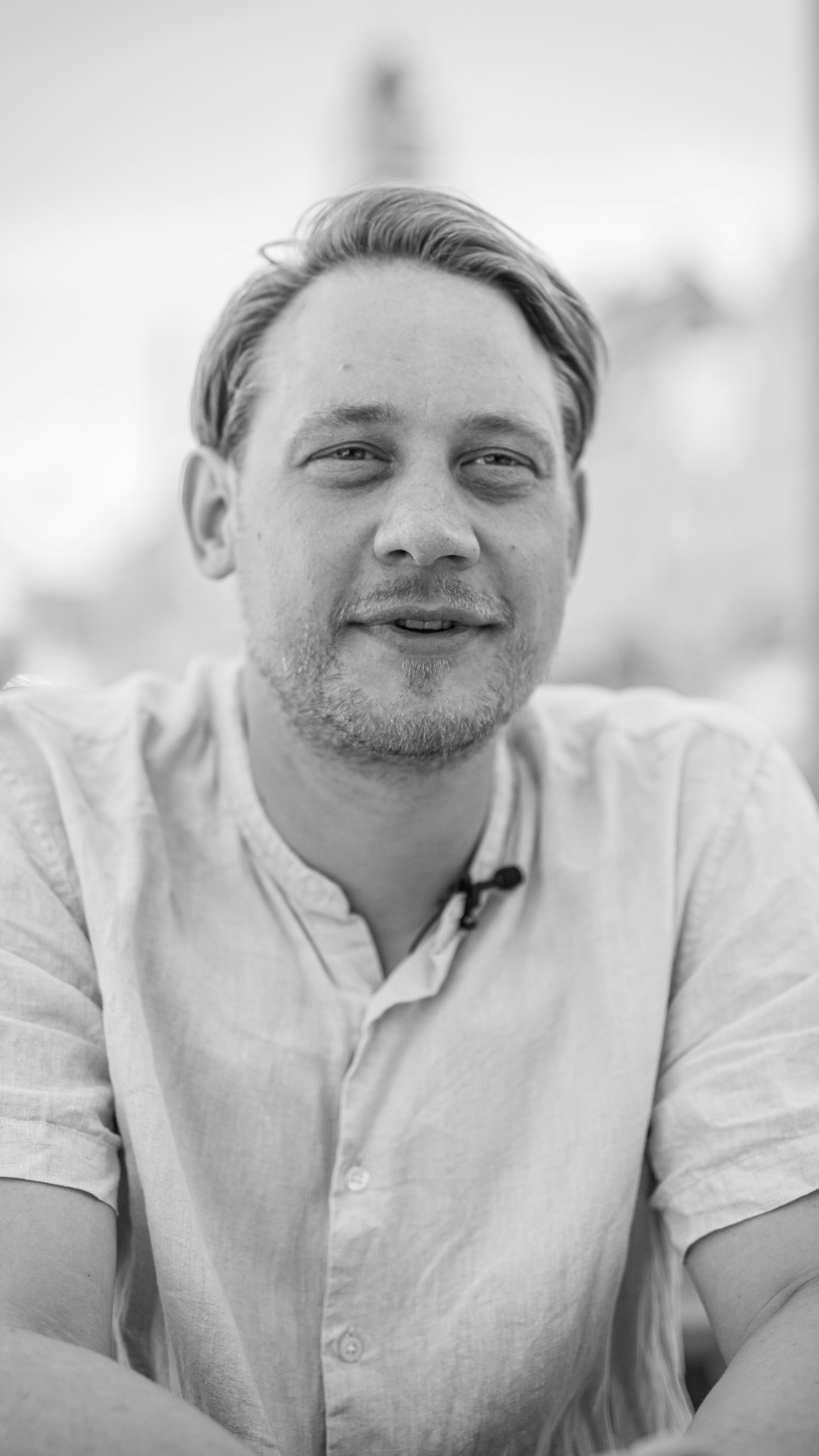 @martinmakovicka je duší Vallma. 💚 V kuchyni i mimo ni působí s respektem, pokorou a opravdovým srdcem. Propojuje hosty, lokální farmáře i přírodu – a dává Vallmu jedinečný charakter. 🌿
📅 25. 10. od 18:00
🍽️ 7chodové menu – 1800 Kč
🍷 vinné párování + 400 Kč
✨ Přijďte zažít večer, který vás pohostí nejen chutěmi, ale i atmosférou, na kterou se nezapomíná.