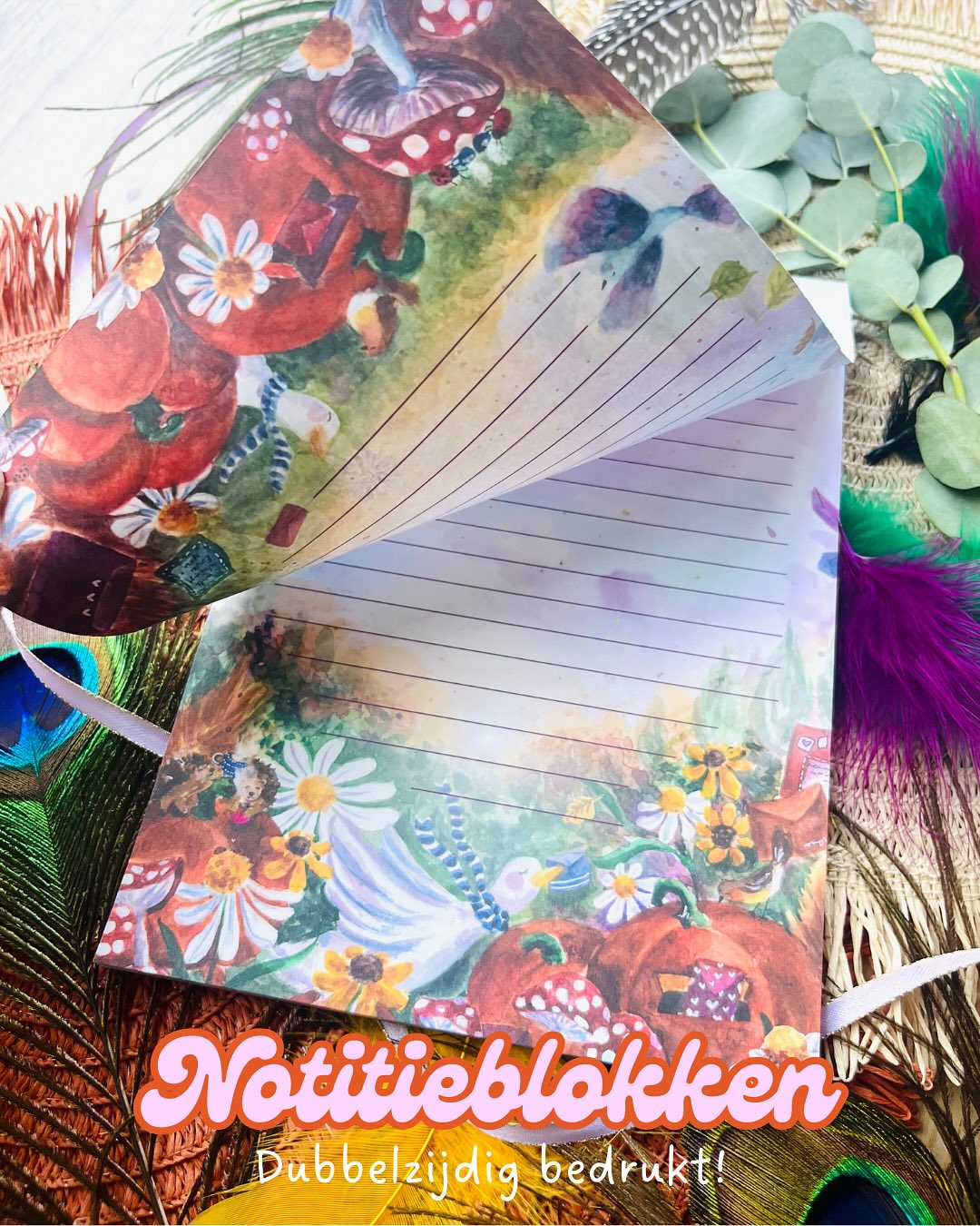 🥰🙌Geef je woorden een gouden randje en schrijf het op dit herfstige notitieblok! 🎃💜 In deze digitale wereld is het soms zo leuk en fijn om de woorden tastbaar te maken. Of het nou een lange brief is of een kort berichtje: op papier kun je ze aanraken en verdwijnen ze in ieder geval niet in de oneindige data-opslag van je telefoon (nou ja misschien wel ergens in je kast, maar die vind je dan wel mooi elke paar jaar als je de boel uit gaat mesten)
#geefjewoordencadeau #romyillustrations #watercoloronpaper #notitieblok #notepad #notebook