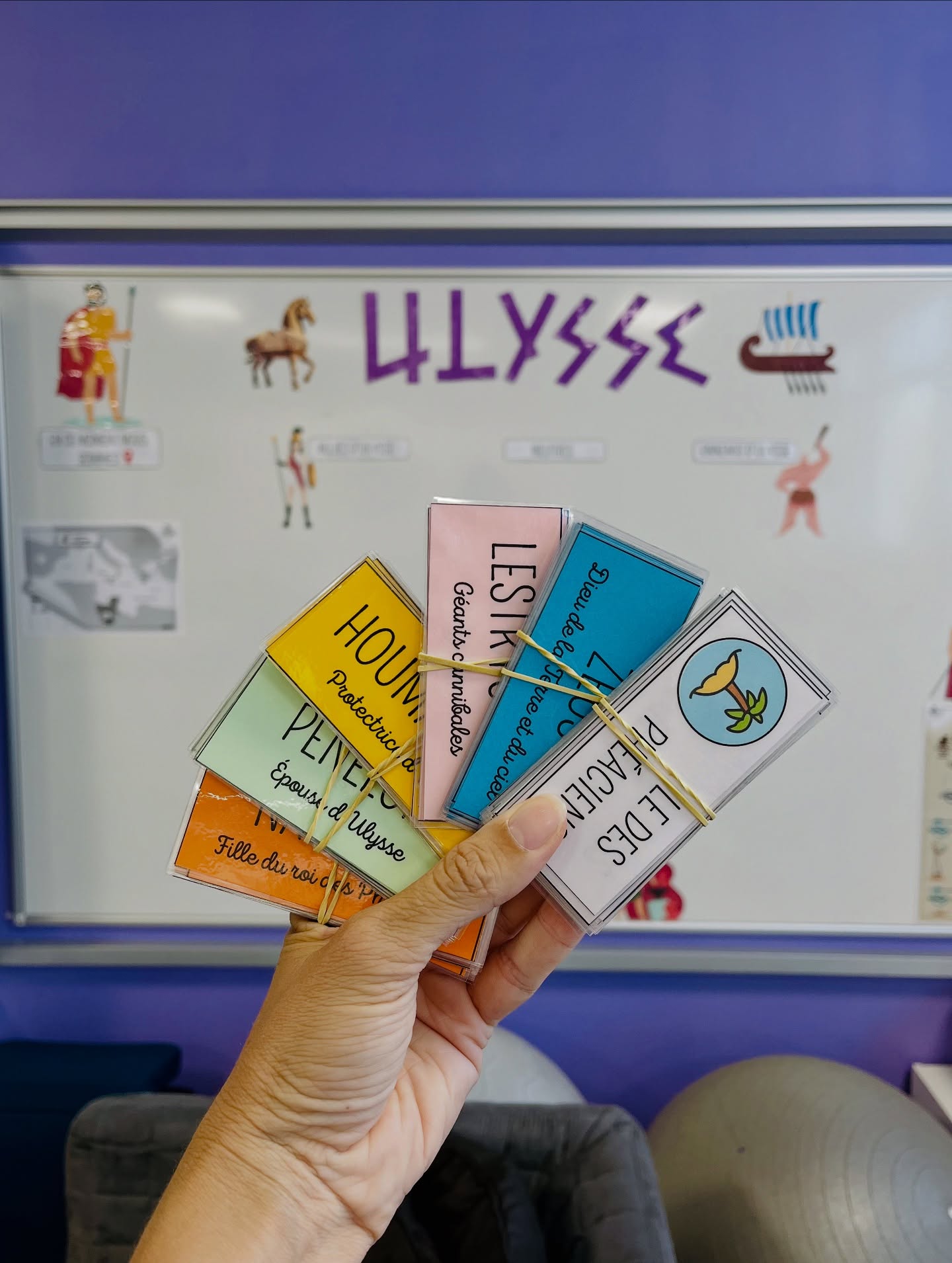 U•L•Y•S•S•E
▶️ Et vous, vous avez déjà lu Ulysse ?
Cette année je travaille sur le thème de la mythologie grecque mais surtout je lis tous les matins le feuilleton d’Ulysse en 100 épisodes !
C’est un gros travail de compréhension, lecture, EMC et production d’écrit (si vous voulez j’en parle dans mon atelier sur la mythologie que j’ai fait au KED, il y a un article sur mon blog).
Avec l’aide de ma collègue qui a listé tous les personnages du bouquin j’ai créé des étiquettes personnages pour les ajouter au fur et à mesure de la lecture sur le tableau dédié ! Chaque couleur correspond à une « sorte » de personnages : humains, dieux, créatures … Les enfants se repèrent plus rapidement et peuvent se servir des étiquettes pour la production d’écrit.
J’ai également reçu de la part de @editionssarbacane un livre pépite sur Ulysse avec beaucoup d’humour !! J’adore !! Il s’agit de Ulysse et les bolosses. Les dessins, les textes et le fait que ce soit un mélange de textes et de bulles de BD dynamise le tout.
Je leur lirai une page à chaque fois que l’on arrivera à ce moment là dans l’histoire. Je pense que ça va beaucoup leur plaire et que l’on va bien rigoler.
Bravo à @philippenessmann et @lauroilion pour ce livre !!
J’ai également décoré ma porte de classe sur le thème d’Ulysse et sur les petits nuages mes élèves sont venus se greffer !
N’hésitez pas à me dire si vous voulez que je partage les petites étiquettes personnages sur mon blog !
🔮 Update : dispo sur le blog ! Ressources du blog, Catégorie lecture !
Bon premier dimanche de l’année !
Maitresselili_lh ✨
#teampe #maitresselililh #cycle3 #cm1 #cm2 #ulysse #lecture #mythologiegrecque