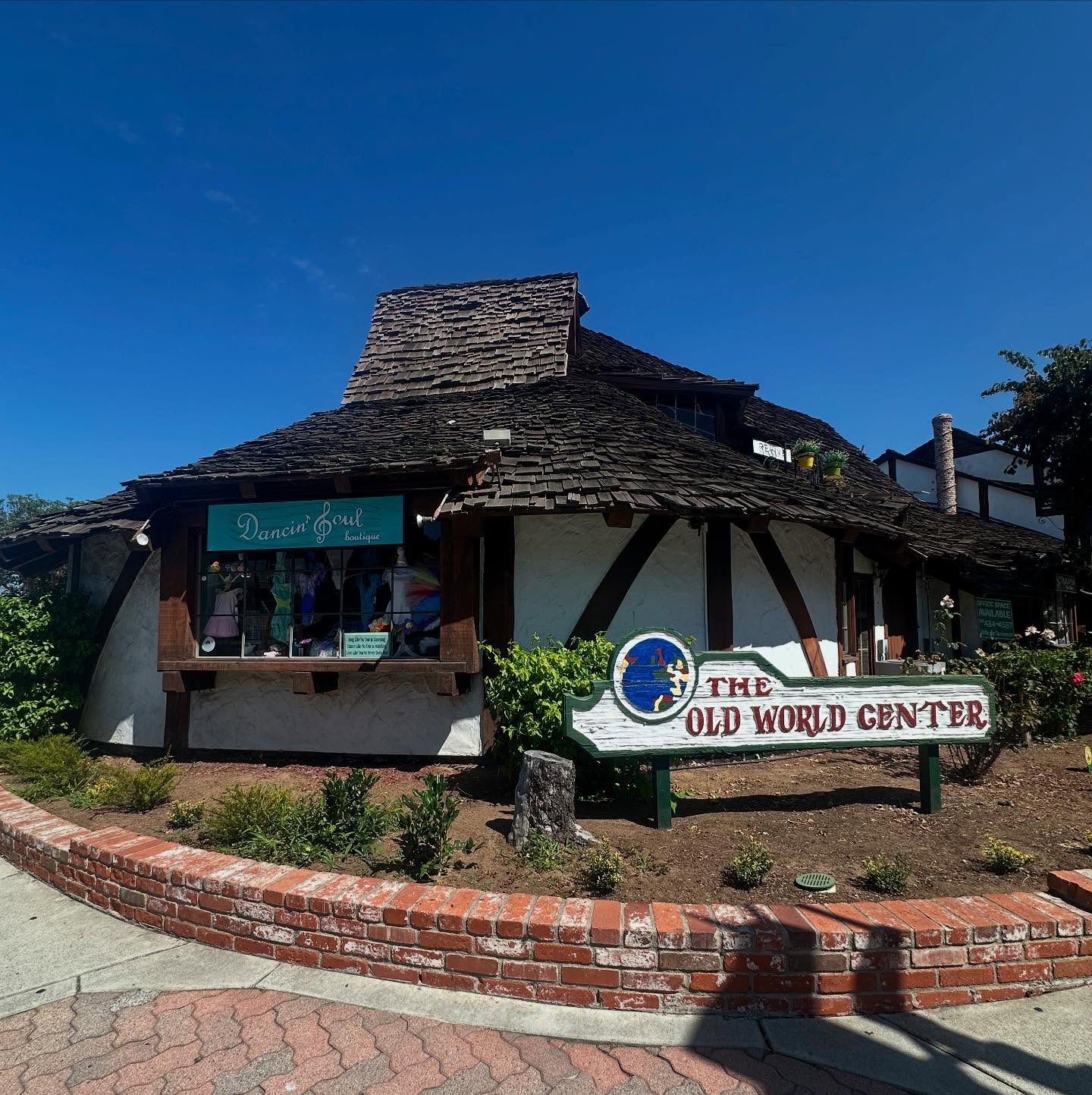 ✨ FALL Mat Pilates in Carlsbad Village
Join us this fall for a grounding mat Pilates class—perfect for beginners and those returning to movement. Build strength, flexibility, and confidence in a welcoming and supportive space.
🗓 When: Sundays – September 7 - October 19
⏰ Time: 9:30-10:30am
📍 Where: Dancin Soul Boutique
🚗 Parking: parking lot and street parking
💰 Pricing:
• $25 Drop-In
• $140 for 7-Week Series
This class is for you if you’re looking to:
✔ Learn the Pilates method in a safe, informed environment
✔ Stay consistent and accountable with weekly workouts
✔ Understand movement principles that carry into other practices
✔ Join a like-minded community focused on wellness
What to Bring:
• Exercise mat (a few loaners available)
• Small/medium towel (used as a prop for key exercises)
• Water
• Comfortable clothes you can move in
Open to beginner and intermediate levels.
Have injuries or medical conditions? Please reach out before registering so we can help determine if private lessons may be a better fit.
Link in bio to register
📧 Contact us: info@continuumartspilates.com
