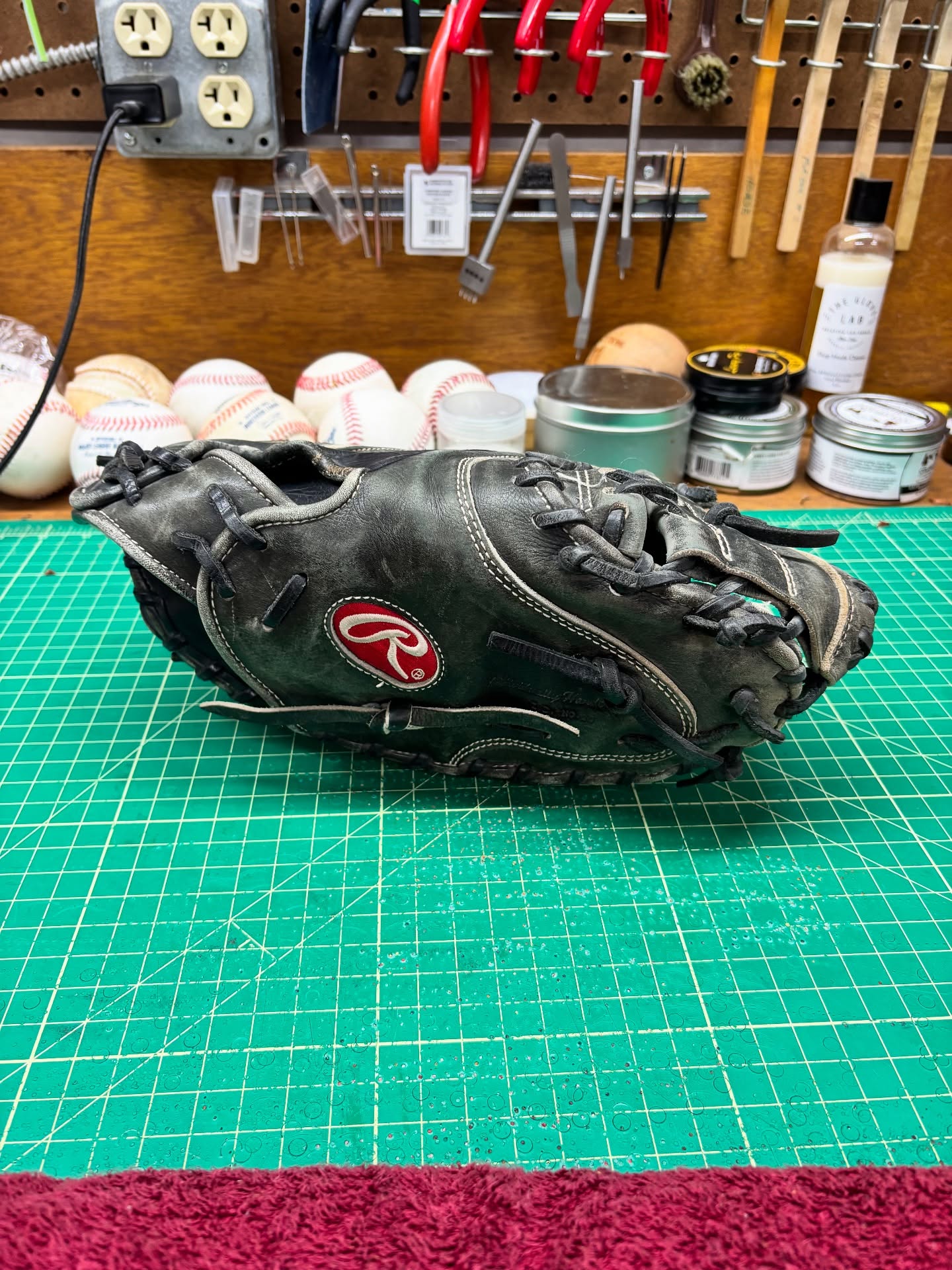 That black and Tan is sharp! Don’t get many Pro Preferred gloves much less catchers mitts. This was very dry and needed some touch-up dye along with the overhaul. This turned out really nice. Has me thinking of a custom catchers mitt now.
#makingyourglovegreatagain #ballplayersbalm #coloradoleatherbalm #buyfastpitchgloves #flatbillbaseball #relacednotreplaced #relacedontreplace #staygrassy #rawlingspropreferred #rawlings #gloverelacer