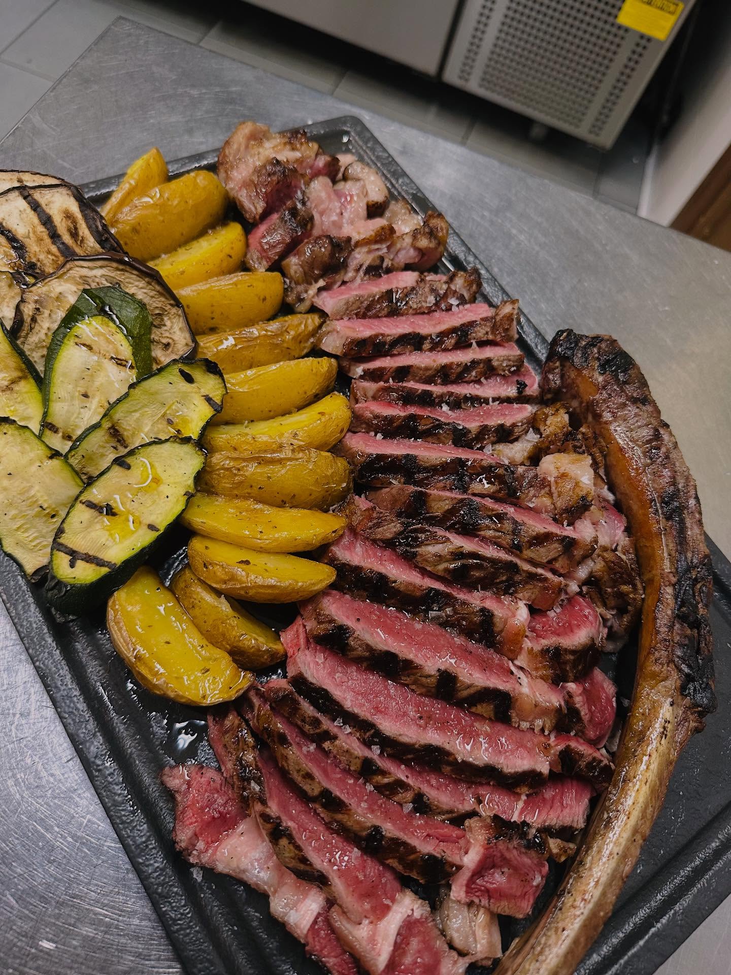 Griglia calda, carne al punto giusto e contorno di verdure che profumano d’estate.
La semplicità delle cose buone, come piace a noi.
#daRossino #grigliata #cucinarustica