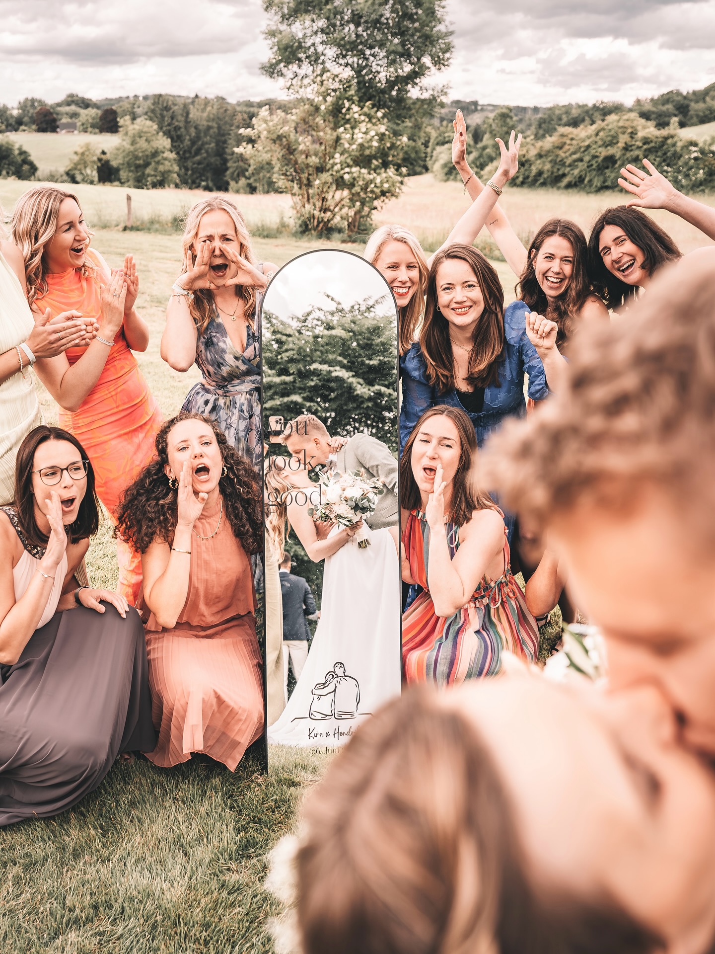 Wenn Gruppenbilder Spaß machen… 🫶🏻 aber natürlich auch etwas aufwendiger sind, als klassische Gruppenbilder.
Welche Art Gruppenfoto würdest du auf deiner eigenen Hochzeit bevorzugen? Oder findest du, wie ich, eine Mischung aus klassischen und besonderen Gruppenfotos gut?
#hochzeitsfotografnrw #hochzeitsfotografköln #gruppenbild
