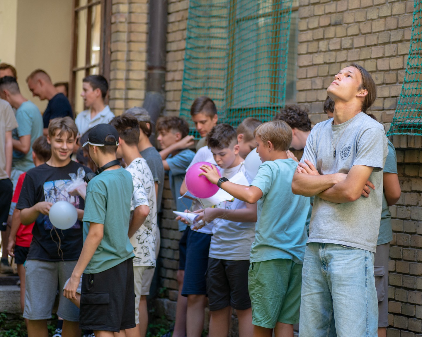 📬Pohľadnice z Leta na Fajnorke🔩 Aj tento rok sa na našej škole uskutočnil tradičný tábor Leto na Fajnorke. Žiakom základných škôl priniesol jedinečnú príležitosť nahliadnuť do sveta techniky, vyskúšať si prácu s technológiami a bližšie spoznať prostredie našej strednej školy.🤹♀️ Veľmi si vážime kreativitu a nadšenie všetkých účastníkov, ako aj pomoc našich žiakov a absolventov. Už teraz sa tešíme na ďalší ročník a nové stretnutia!🟧⬜️🟧⬜️#somfajnorak #fajnorka #spss #strojarina #strojar #technika #engineering #mechanicalengineering #inzinier #letnytabor #pohladnice #zakladnaskola #strednaskola #technika #bratislava