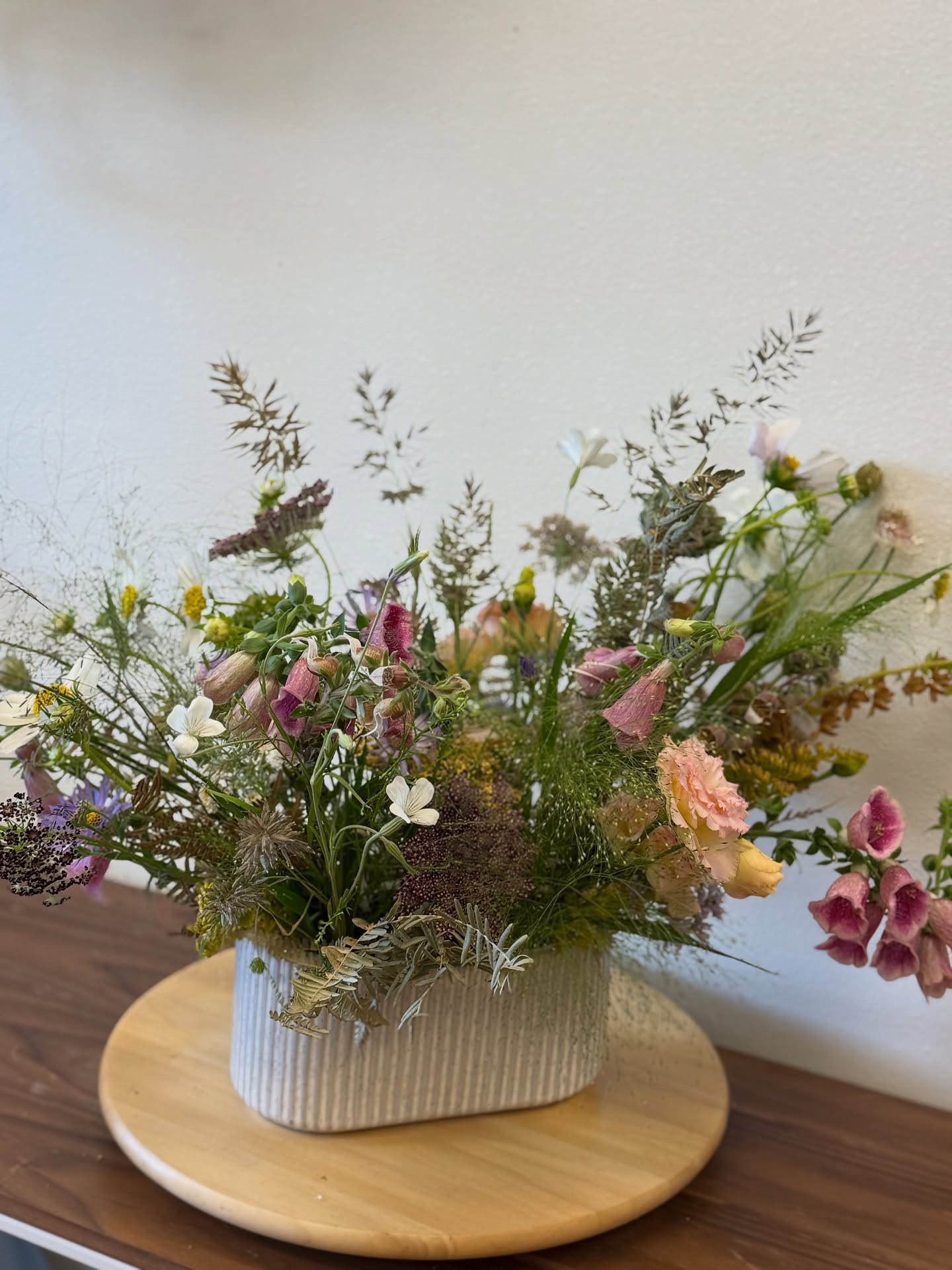 I had the pleasure of creating some pieces for a baby shower. It was especially fun to make as their vibe matched my own - wild, seasonal, local, organic. Ferns were the only requested items in the arrangements.
Thanks for the beautiful stems from our friends @behrroots @brookeccolburn @petalpinkflowers @rootsandrails and @wildsistersfarm_oregon 🧡