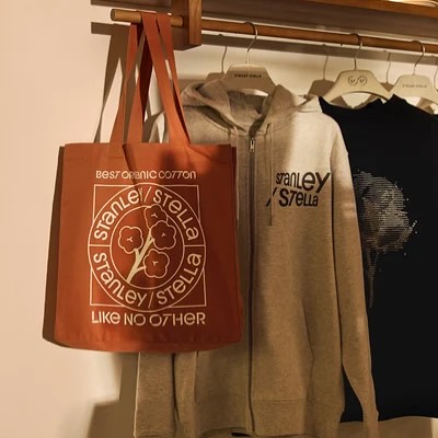 Autumnal Vibes 🍁
.
.
#autumn #winter #stanleystella #wearstanleystella #clothing #tshirts #clothing #printers #decorators #silkscreen #screenprinting #ink #colour #print #embroidery #directtofilm #directtogarment #product #garment #tshirt #hoodies #screenprintinglife #hood #tshirt #tote