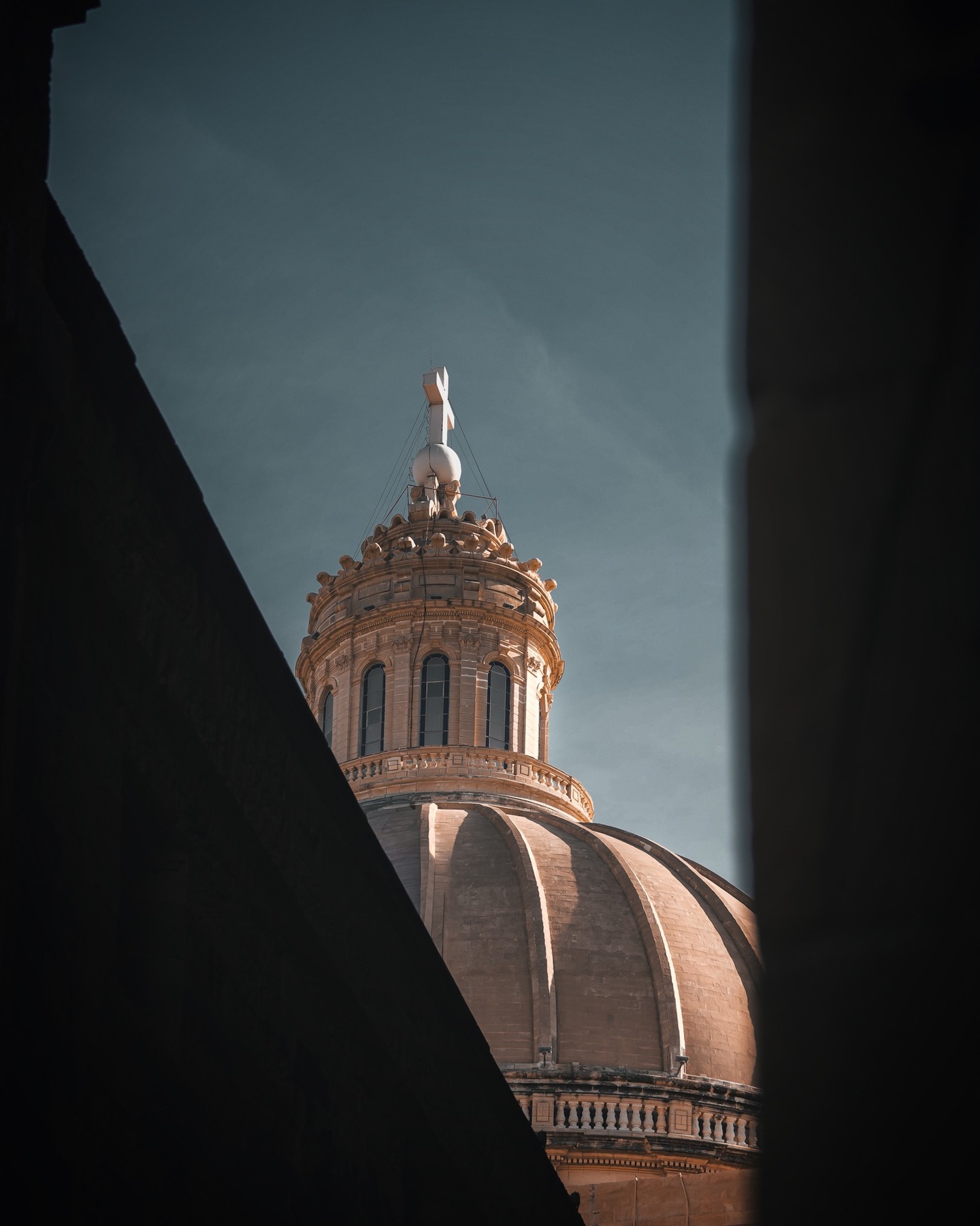 Valletta fühlt sich an wie ein lebendiges Geschichtsbuch, nur viel bunter und enger. Zwischen den Mauern, die schon alles gesehen haben, verlaufen Gassen, die kaum ein Auto schaffen würde. Stattdessen stolpert Ihr hier über kleine Cafés, Balkone voller Blumen und Haustüren, die direkt aus einem Film stammen könnten.
Die Hauptstadt Maltas ist klein, aber sie wirkt wie eine große Bühne. Überall gibt es etwas, das die Augen fesselt: Kirchen mit goldenen Decken, Plätze, auf denen Kinder Fußball spielen, und Festungen, die noch immer so wirken, als müssten sie die Insel beschützen. Und dann dieser Mix: mal streng und wuchtig, mal verspielt und detailverliebt.
Am meisten Spaß macht es, einfach ohne Ziel loszuziehen. Die Straßen steigen steil zum Meer ab, Ihr hört das Tuten der Schiffe, riecht Salz in der Luft, und plötzlich steht Ihr an einem Aussichtspunkt, von dem aus die ganze Stadt wie eine Kulisse wirkt. Upper Barrakka Gardens zum Beispiel. Dort seht Ihr die Schiffe im Hafen, die Three Cities gegenüber und versteht sofort, warum Valletta so besonders ist.
#valletta #malta #visitmalta #citytrip #travelmalta #reiseblog #fokusfernweh #maltaislands #europetravel #citywalks #igmalta #urbanexplorer #historiccity #archilovers #cityscape #reisetipps #travelinspiration
