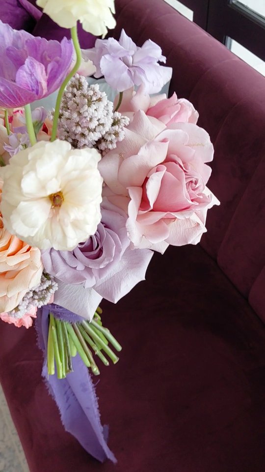 Refining techniques for bridal bouquets 💐
Loved these beautiful blooms we got to play with at the @pausefloralworkshops .
#kznflorist #floraldesign #weddingflorist #bridalbouquet