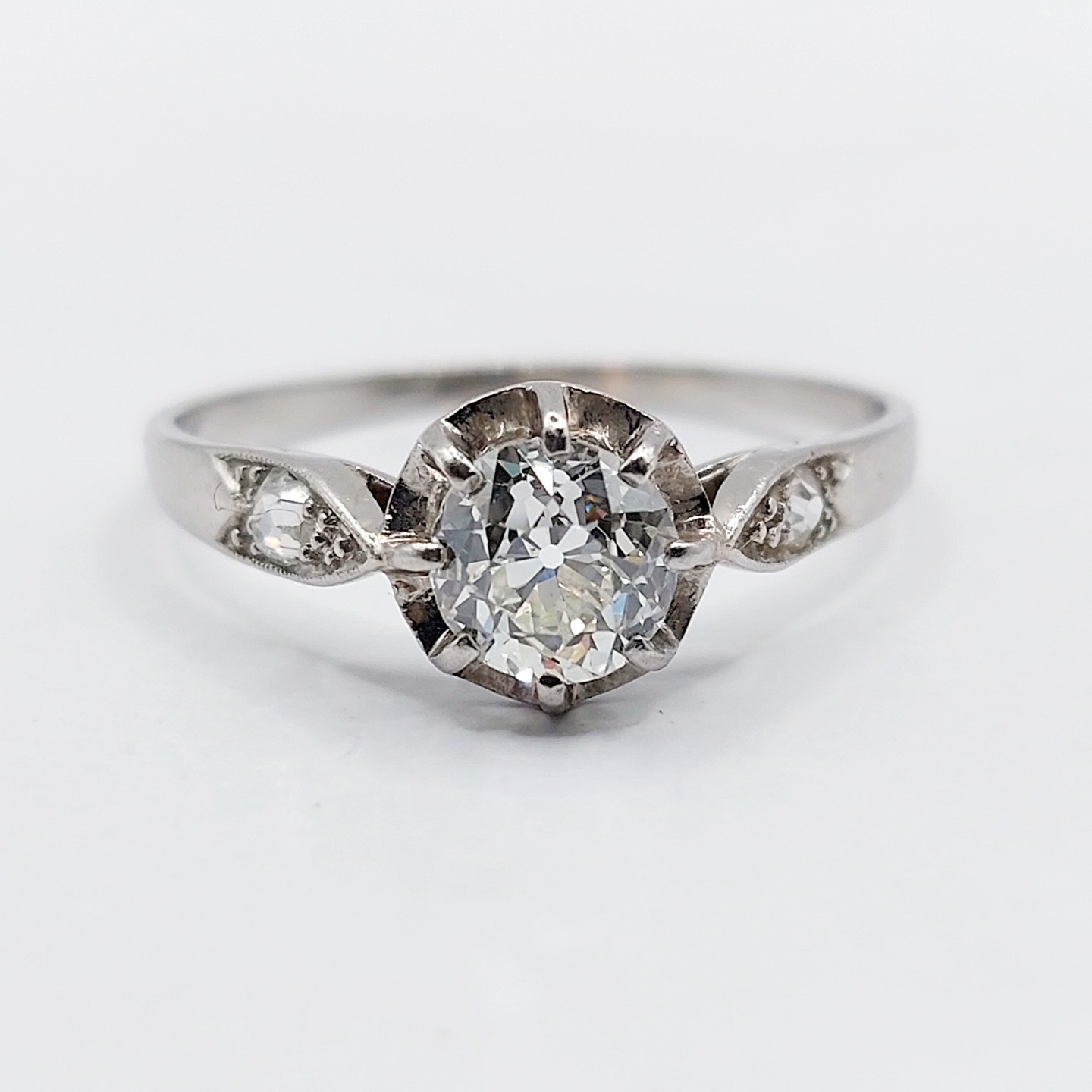 French art deco solitaire ring Platinium set with a 0.80 carat old mine cut diamond in prong setting supported by rose cut diamonds (circa 1920)
PRICE : 1490€
Magnificent French Art Deco goldsmith work
Size: 61.5 FR / 9.75 US
Weight: 3.24 g
Diamond size: approximately 6 mm (estimated at 0.80 carats)
Diamond in good overall condition, with a few small inclusions visible under a magnifying glass
Micro scratches from use, traces of old resizing
Dog's head hallmark (French Hallmarks)
#frenchjewelry #omcdiamond #solitaire #diamant #diamons #antiquediamond #oldminecut #oldminecutdiamond #artdeco #solitairering