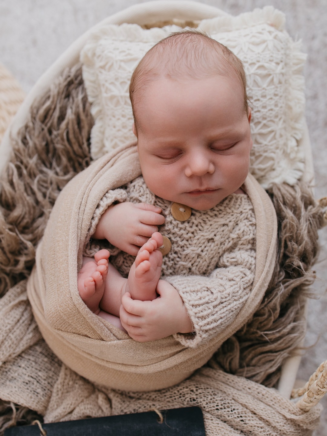Hallo Montag!! Habt alle eine wunderschöne Woche!
Für mehr Informationen zum Neugeborenen-Shooting schreibt mir gerne!
#Babyfotograf #Fotografwittlich #babyfotograftrier #daun #mayen #echteemotionen #FotografieMitHerz #Babyglück #Familienglück