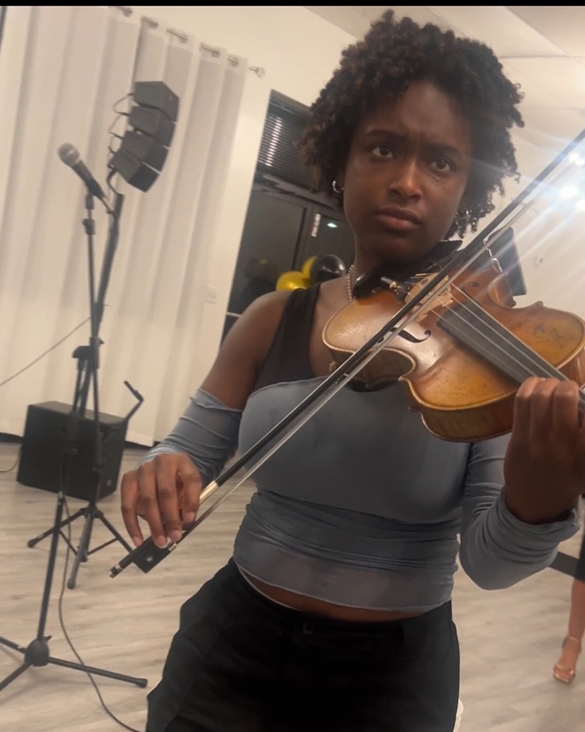That Face When you request a song from the band but play the remix you never asked for 🤔🫠😭
#bandlife #lorenplaysviolin #livemusic #coversong #musician #nashville #blackviolinist #musichumor #violinist