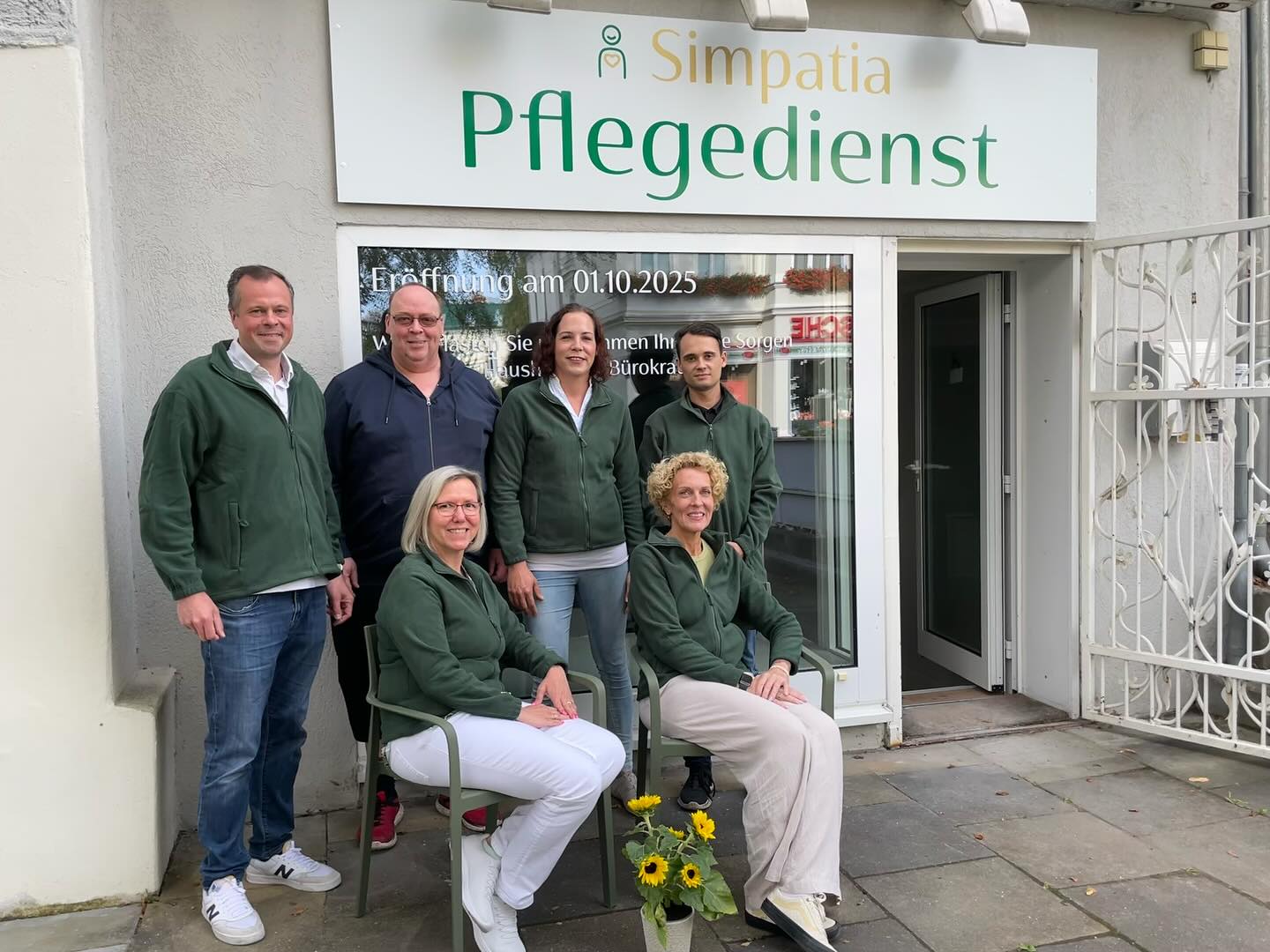 Teamfoto (auch für unseren Zeitungsartikel am 20.09. in der Berliner Woche) und anschließend ging es zu unserem 1. Teamevent im Restaurant nebenan. Am 01.10. geht es dann gemeinsam richtig los. 🙌🏼