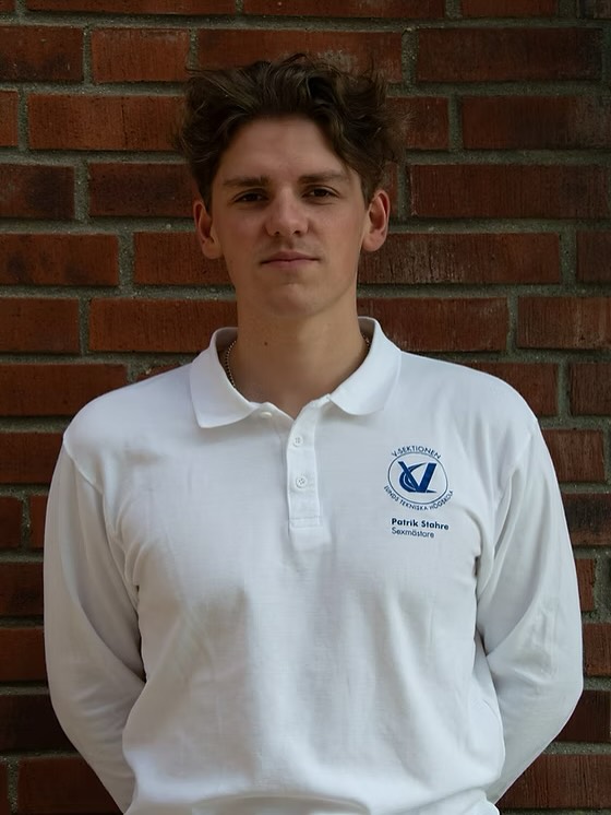 Sexmästare Patrik Stahre
Som V-sektionens Sexmästare ansvarar jag och Vice-Sexmästare, tillsammans med resten av Sexmästeriet, för diverse olika evenemang under året. Mest aktiva är vi under nollningen där vi arbetar på samtliga sittningar och anordnar andra festligheter tillsammans med Phøset. Som Sexmästare representerar jag även V-sektionen i sexmästar-kollegiet där mycket fokus läggs på att, tillsammans med sexmästare från andra sektioner, bolla idéer som kan förbättra och effektivisera det jobbet ett sexmästeri utför.
Under mig har jag även sektionens Källarmästeri, sektionens spex-utskott (V-arité), Jubileumsgeneral samt V-bandet!
Har du några frågor är det bara att höra av dig! Vi ses!
- Vilken är din favorit-Vincent?
Vincent på vift