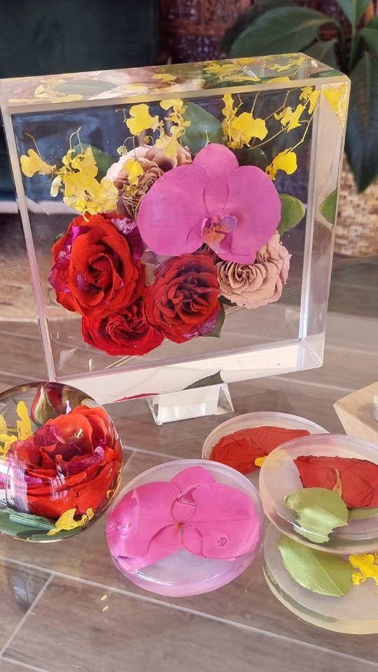 Still obsessing over Laura's fun & colourful bouquet 💐 She chose to showcase it in our 'Lifetime Set' - the perfect combination of resin and framed keepsakes. ❤️