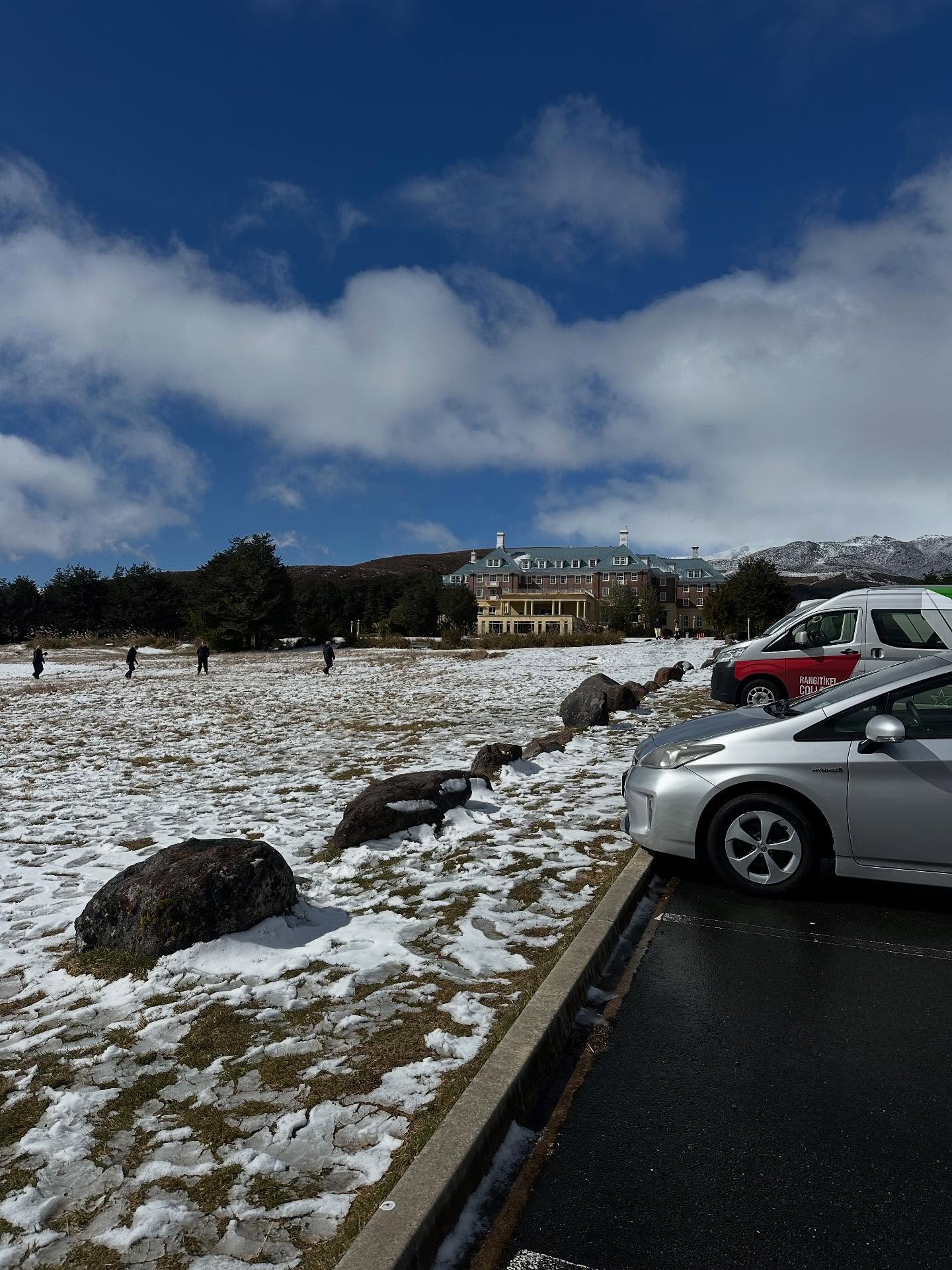 First snow in the village! โ๏ธ
Book now to see it in person
๐https://www.adventurelodge.co.nz