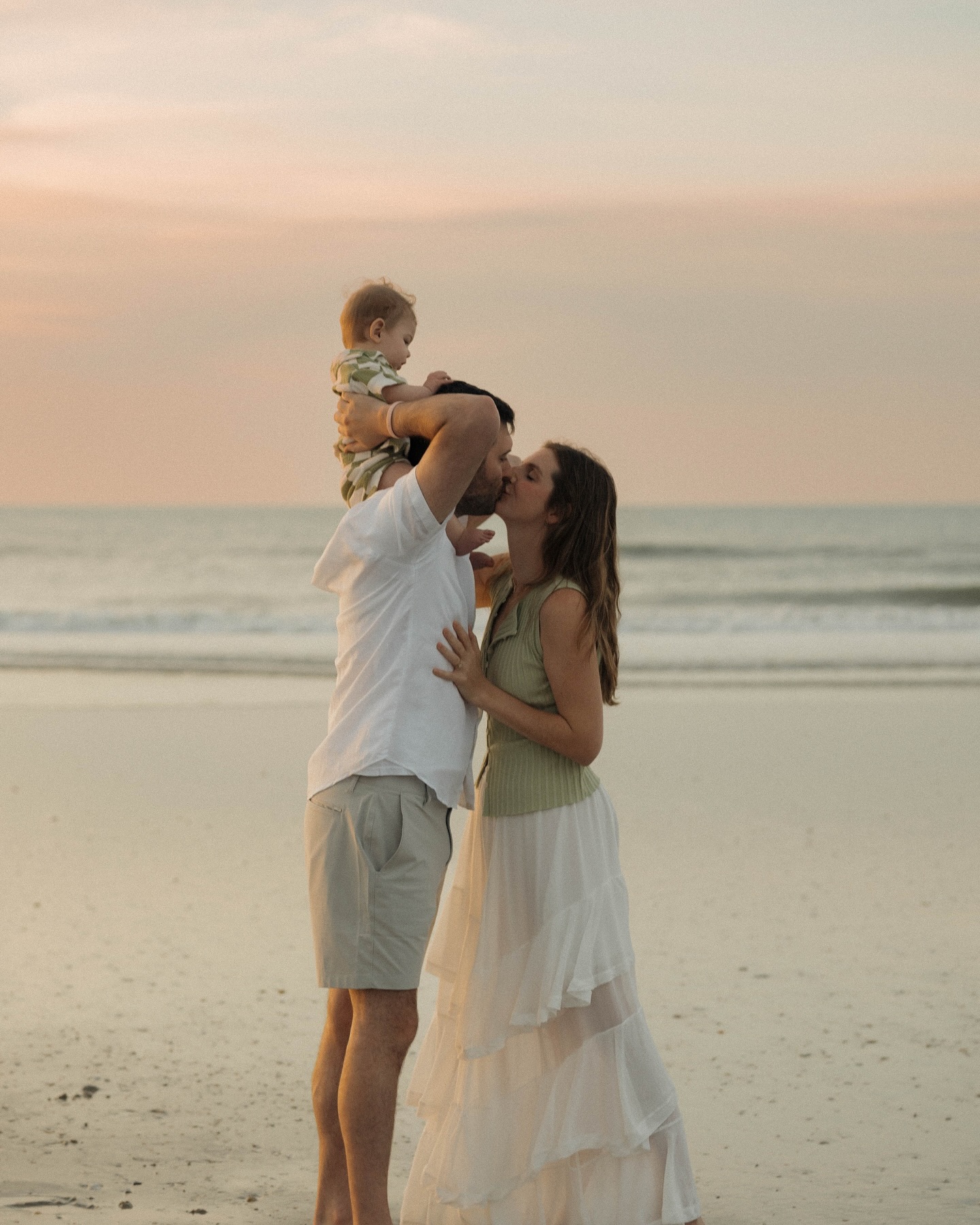 The amount of baby toes I got to see touching the ocean for the first time this summer was so precious ๐ฅน