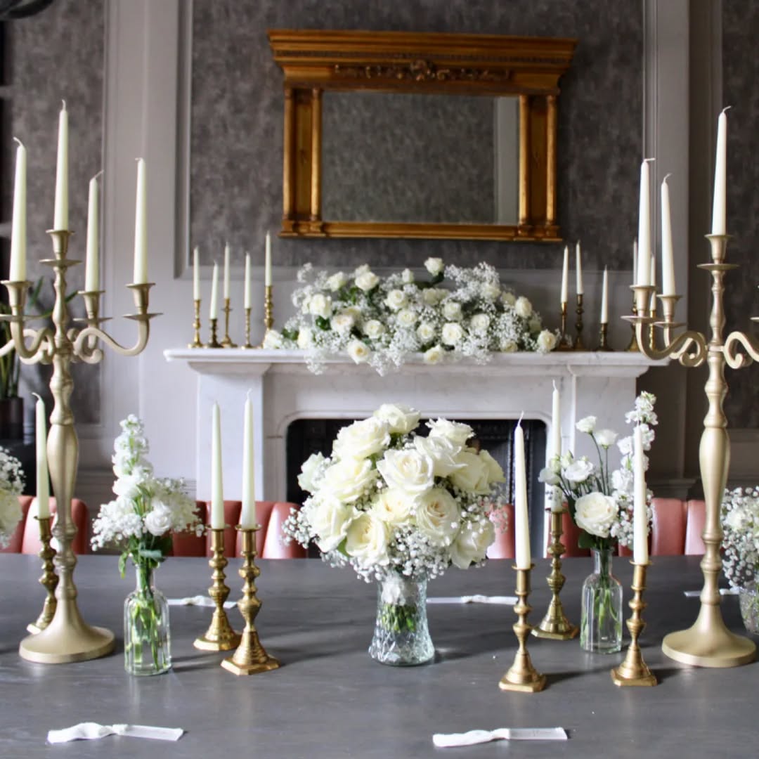 Elegant ivories and candles @thekimptoncharlottesquare #weddingfloristedinburgh #weddingflowersedinburgh #avalsncheroses #candlelitwedding #thekimpton #thestockbridgeflowercompany