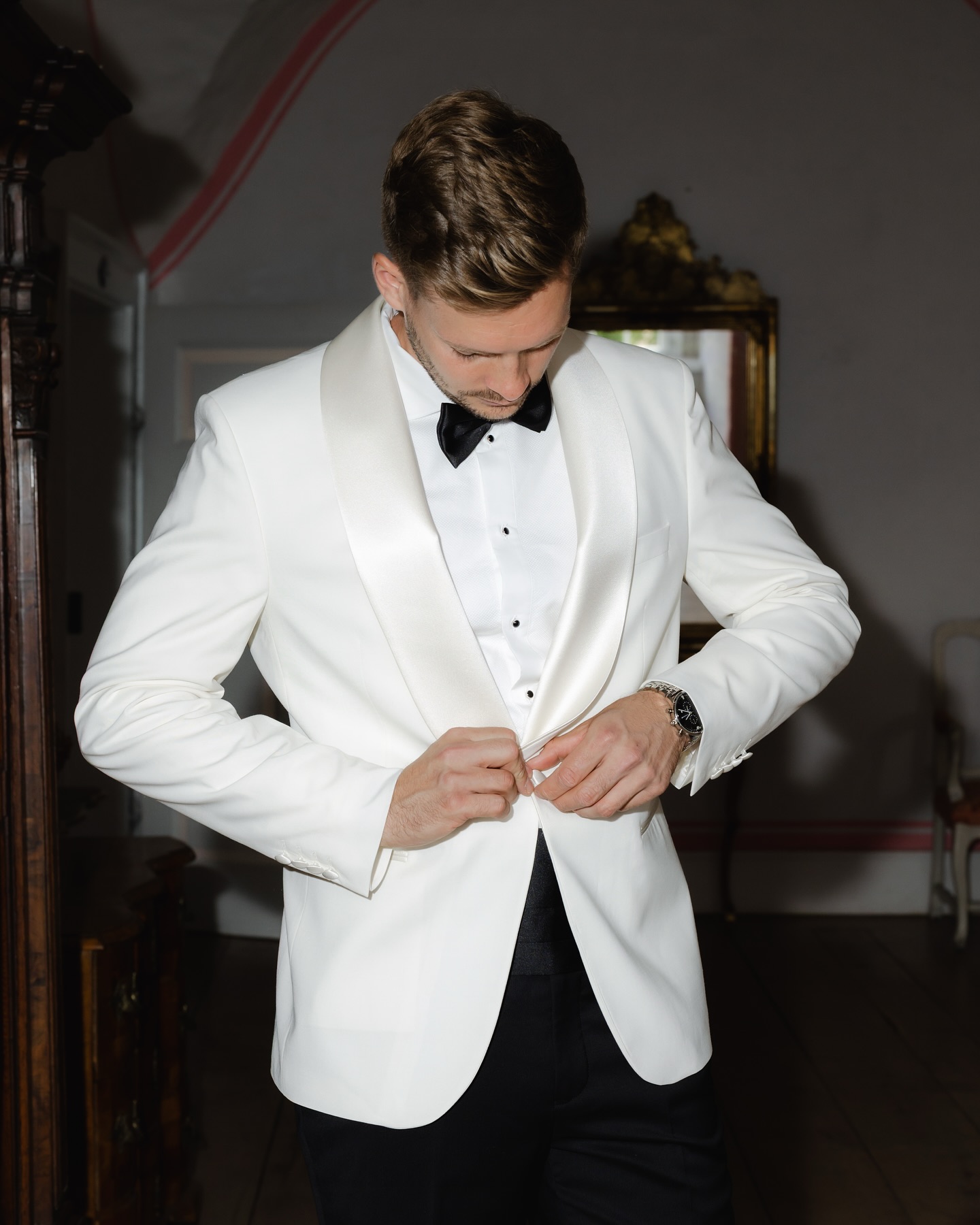Dressed for the day, ready for a lifetime ✨
Weddingplaner: @lauratrappweddings
#groom #groomlook #gettingreadygroom #bräutigam #gettingready #hochzeitsfotografie #hochzeitsfotograf #melinawaliczekfotografie #hochzeit2026 #hochzeit2027 #elegantwedding