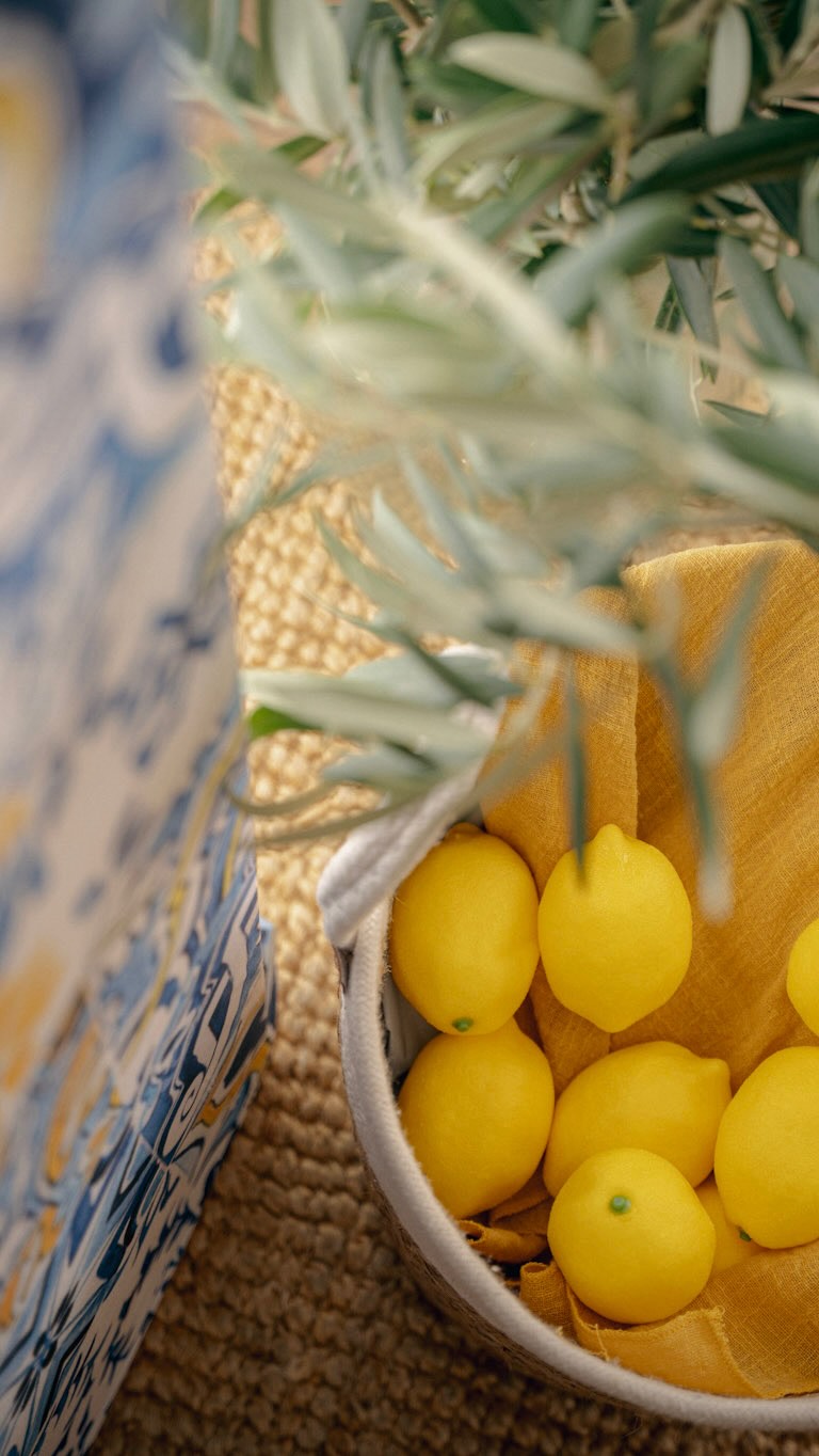 JALMA’Event ✨ Événement familial ✨
On est vendredi et c’est enfin le week-end !
Alors quoi de mieux pour terminer la semaine qu’une bonne limonade 🍋pour les petits ou un verre de spritz pour les plus grands🍸 ?
Pour clôturer le thème Dolce Vita, je vous partage chaque petit détail de la décoration que j’ai réalisé 💛💙.
Si vous aussi vous avez envie d’une décoration ensoleillée, n’hésitez pas à me contacter : jalmaevent@gmail.com .
Bon week-end ☀️
#mariage #evenement #event #bapteme #anniversaire #decoration #decorationpersonnalisee #bretagne #morbihan #jalmaevent #dolcevita