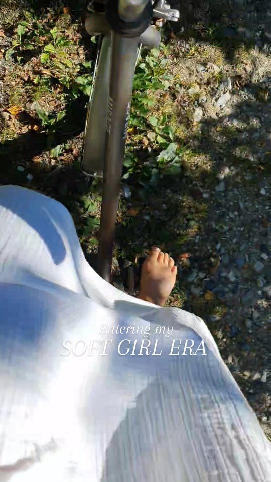 Entering my - SOFT GIRL ERA 🌱🤍
Jeg kender min styrke – jeg har bevist nok overfor mig selv. Jeg ved, jeg kan det hele, og jeg ved jeg kan det alene...
MEN sandheden er: jeg behøver ikke at bære alting selv længere. - Det ene udelukker ikke det andet.
Du kan godt være en selvstændig business kvinde der kløver brænde og er ambitiøs med livet – og samtidig åbne dig for en blødere, mere modtagende side af dig selv med mere nydelse og connection.
Det er ikke et valg mellem styrke eller sårbarhed. Du kan være begge dele.
Jeg træder ind i denne nye æra med nysgerrighed og glæde – og inviterer dig til at mærke, hvor du også kan give slip og lade dig støtte og skabe et liv med mere SOFTNESS ✨