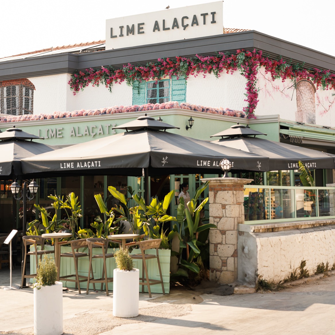 Lime Alaçatı dört mevsim Alaçatı'da❤️
Yaz sezonunu geride bırakmamızın ardından bize en çok sorulan soru: Açık mıyız?
Lime Alaçatı her gün 07:00 - 16:00 gündüz menüsü & 16:00 - 00:00 gece menüsü ile hizmet vermeye devam etmektedir🎉
📍Alaçatı