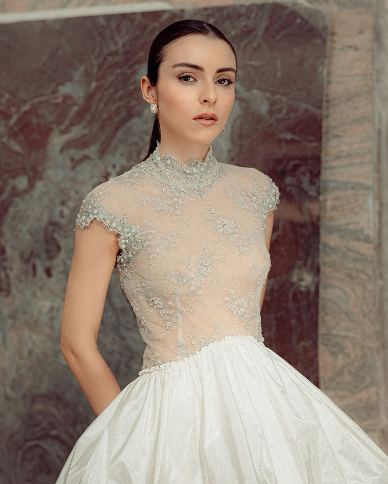 #atelieraltamoda #abitodasposa #sposa2026 #pizzofrancese #pietredifiume #taffetàseta #altasartoria #fattoamano #weddingdress #eleganzacontemporanea #abitoclassico #madeinitaly #weddingrevival #matrimoniosposa #bridalmakeup #bridalhairstyle #atelier #sartoria #sum #sumiosono #sumatelier #sumdomenicomoschetta