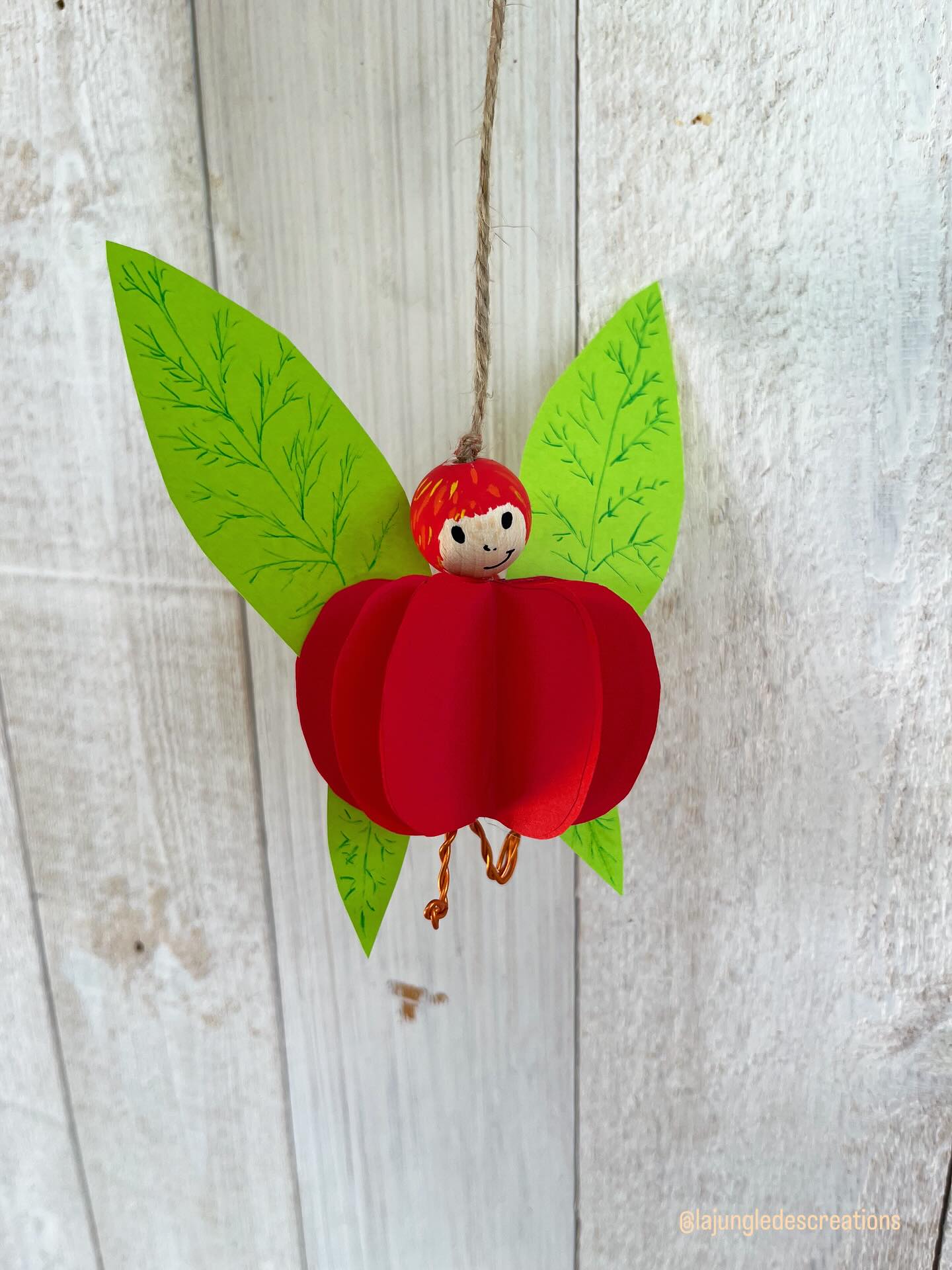 🇬🇧DIY: The Apple Fairy ✨
What if every apple tree had its own little fairy?
One that watches over it each season and makes sure it produces the most beautiful, round fruit? 🧚🍎
So I created Apple, the Apple Fairy: an autumn DIY project for kids involving cutting and gluing to bring the magic to life.
Materials:
- Red A4 paper
- Green paper
- Scissors
- Paper glue *
- Hot glue gun
- 10 mm wooden bead °
- 2.5 mm jute string °
- Posca markers (red, orange and black)
- 2.5 mm aluminium wire
Step-by-step
👉 Swipe to see each step.
1. Cut out 16–20 small, identical apples from the red paper.
2. Fold each apple in half.
3. Glue them together to create a tiny book.
4. Glue the jute string to the centre with a hot glue gun, then close to create your 3D apple.
5. Make green wings and glue them on the red apple
6. Thread a wooden bead onto the string, then draw a little face with the Posca markers.
7. Shape two legs out of aluminium wire and attach them to the bottom of the apple.
And there you have it: a little apple fairy, ready to watch over autumn and its harvest! 🍂🍏🍎.
—
🇫🇷DIY – La fée des pommes ✨
Et si chaque pommier avait sa petite fée protectrice ?
Celle qui veille chaque saison à offrir de beaux fruits ronds 🧚🍎
Alors j’ai donné vie à Pomme, la fée des pommes : un petit DIY d’automne à réaliser avec les enfants… un peu de découpage, beaucoup de collage… et la magie opère.
Matériel
* Feuille A4 rouge
* Papier vert
* Ciseaux
* Colle à papier *
* Pistolet à colle *
* Perle en bois 10 mm °
* Fil de jute 2,5 mm °
* Marqueurs Posca rouge, orange, noir °
* Fil aluminium 2,5 mm °
Réalisation:
Voir ci-dessus en anglais ou sur mon site (lien en bio)
Et voilà ✨ : une petite fée des pommes, prête à veiller sur l’automne et ses récoltes 🍂🍏🍎.
—
° products from @panduroofficial
* products offered (unpaid collaboration)by @cleopatre_collesetcouleurs
—
#defidesmainscreatives #defiracontemoilautomne #panduro #cleopatrewepam #panduromyway #höstpyssel #barnpyssel #naturecraft #bricolageautomne #kidscraft #autumndiy #fairycraft #inspireuswithyourplay #inspiretheirearlyyears #papercraft #craftymom #craftykids