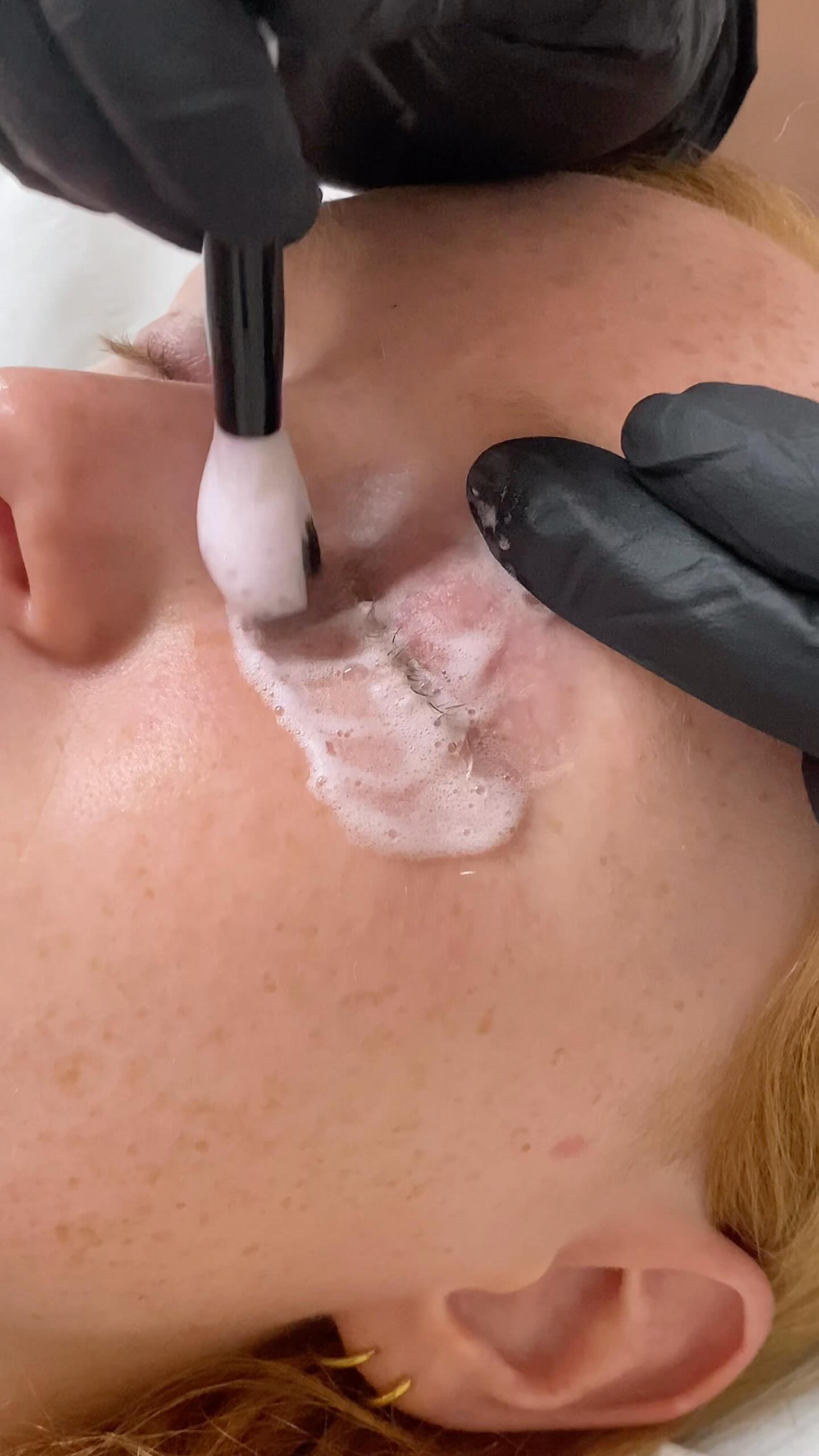 POV: Your husband narrates your Korean lash lift 🤣
Sometimes we take our work SO seriously… but a little fun behind the scenes never hurts 👀✨
Would your other half pass the lash artist exam? 😂
I don’t think he did too bad. 🤷🏼♀️
Inspo @harriet.bairbeauty
#koreanlashlift #lashlifttraining #lashliftartist #lashliftcourse #lashartistsuk #lashartisteducator #lashbiz #beautybusinessuk #newtonabbot #kingsteignton #torbay #torquay #paignton #exeter