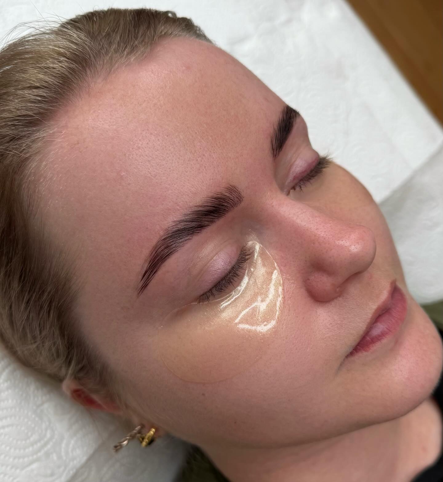 ✨ Book your Eyebrow Lamination anytime from now until the end of October and enjoy a complimentary Hydra-Glow Eye Mask by GINGER&ME during your treatment!
Revive and refresh tired eyes in minutes with these cooling gel masks. Infused with hydrating ingredients, they contour perfectly to the delicate under eye area! instantly reducing puffiness, brightening dark circles, and boosting moisture for a radiant, wide awake glow.
Brow shape & tint included!
$89