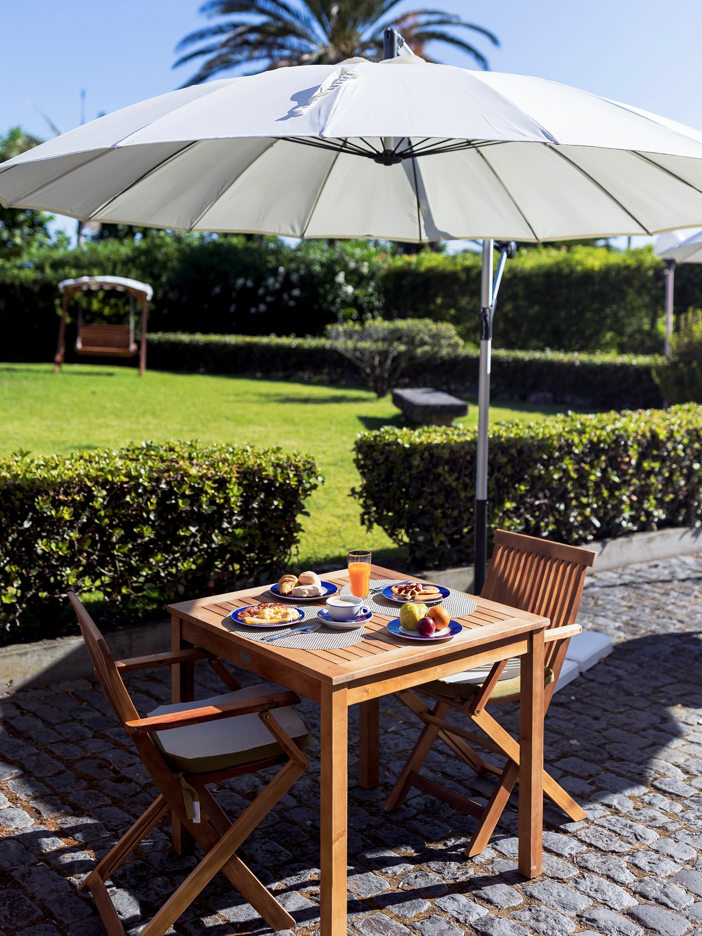At Solar de Lalém, mornings begin in the garden — fresh breakfast, green surroundings, and time to enjoy the moment.
#Azores #VisitAzores #PortugalTravel #AzoresIslands #TravelPortugal