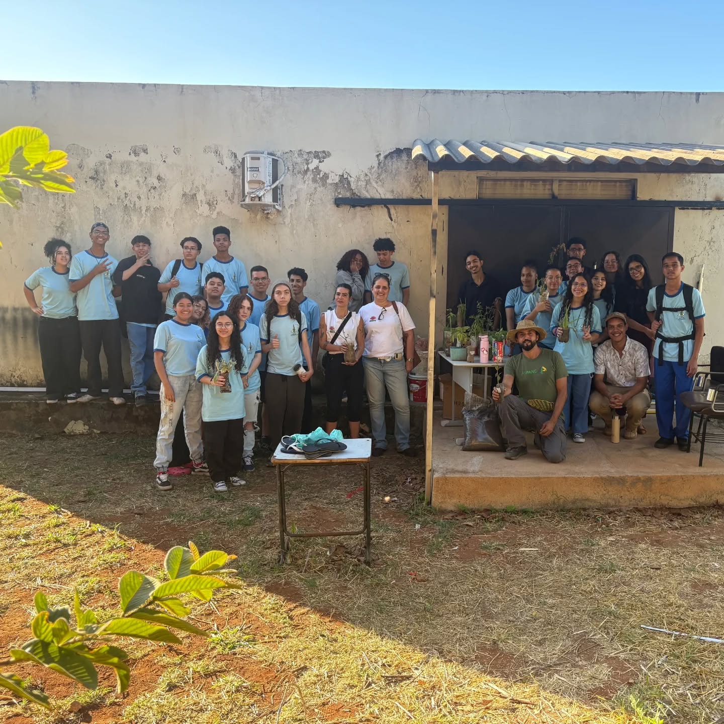 🌱 Cultivando Raízes de Transformação Juntos! 🌱
No dia 22/08, o CECSA-DF em parceria com o RELflorestando esteve presente no CEM9- DF para uma breve conversa e escolha do espaço para a construção de uma horta! 🧑🌾
Tivemos a honra de convidar Athaualpa, presidente da ASPANC, para essa introdução, que compartilhou seus valiosos conhecimentos em agrofloresta com os alunos. Foi um momento de grande aprendizado!
Nosso imenso agradecimento à professora Camila, ao projeto Relflorestando UnB, aos alunos, ao Jeovane e ao Celso, agentes do IBRAM do Parque Ecológico do Riacho Fundo, que gentilmente doaram as mudas para darmos início a esse projeto de vida! 🙏
Reafirmamos nosso compromisso com a sustentabilidade do Distrito Federal , as parcerias e conexões.
Seguimos cultivando raízes de transformação, juntos! 💚